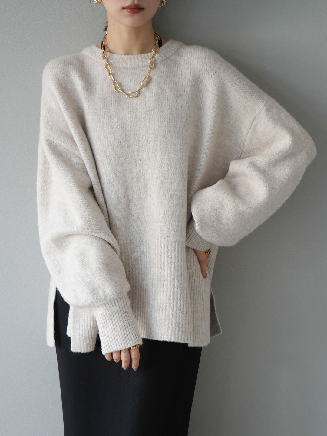 [予約]サイドスリットクルーネックニットプルオーバー/オートミール