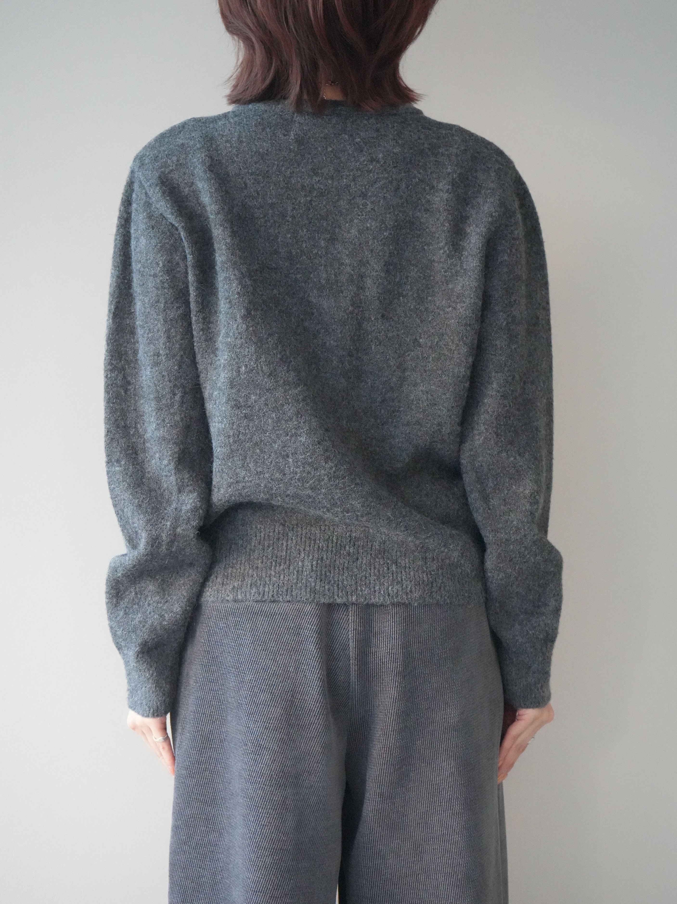 予約]アンティークボタンニットカーディガン/charcoal – Lumier