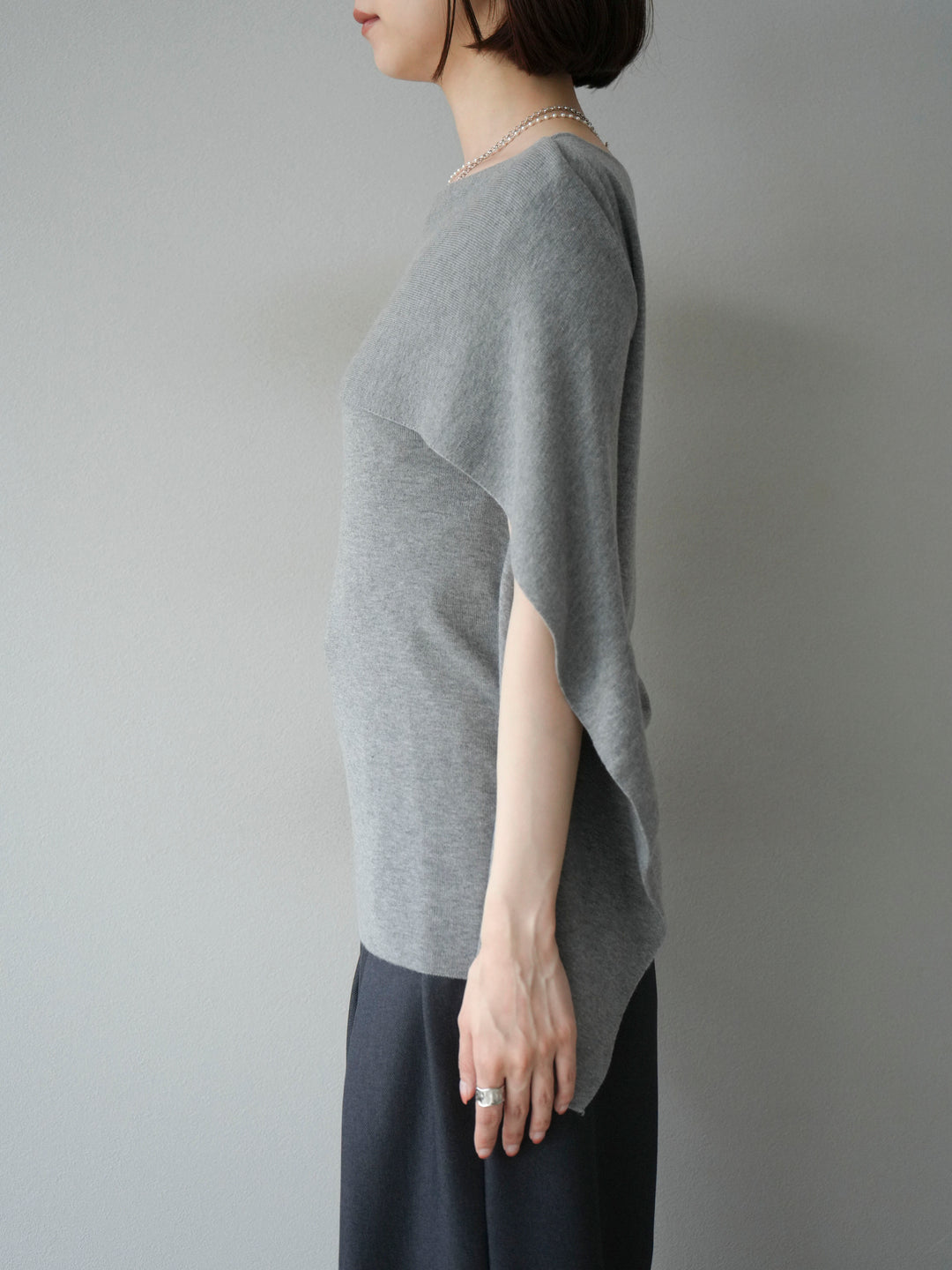 [予約]マントデザインスリットドルマンニット/グレー