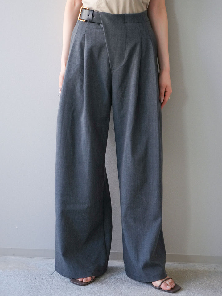 [予約]アシンメトリーベルトタックワイドパンツ/gray