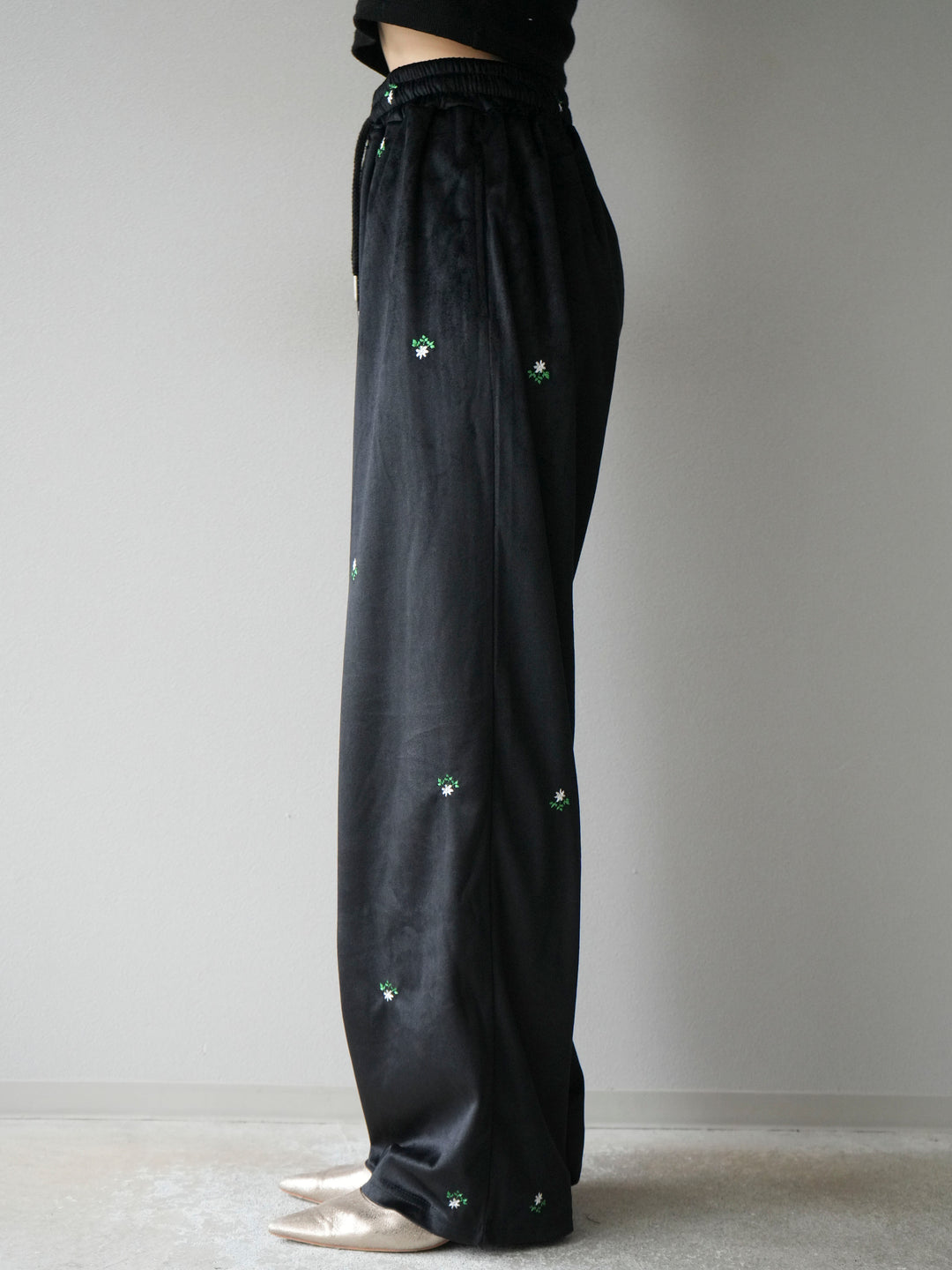 [予約]フラワー刺繍イージーパンツ/ブラック