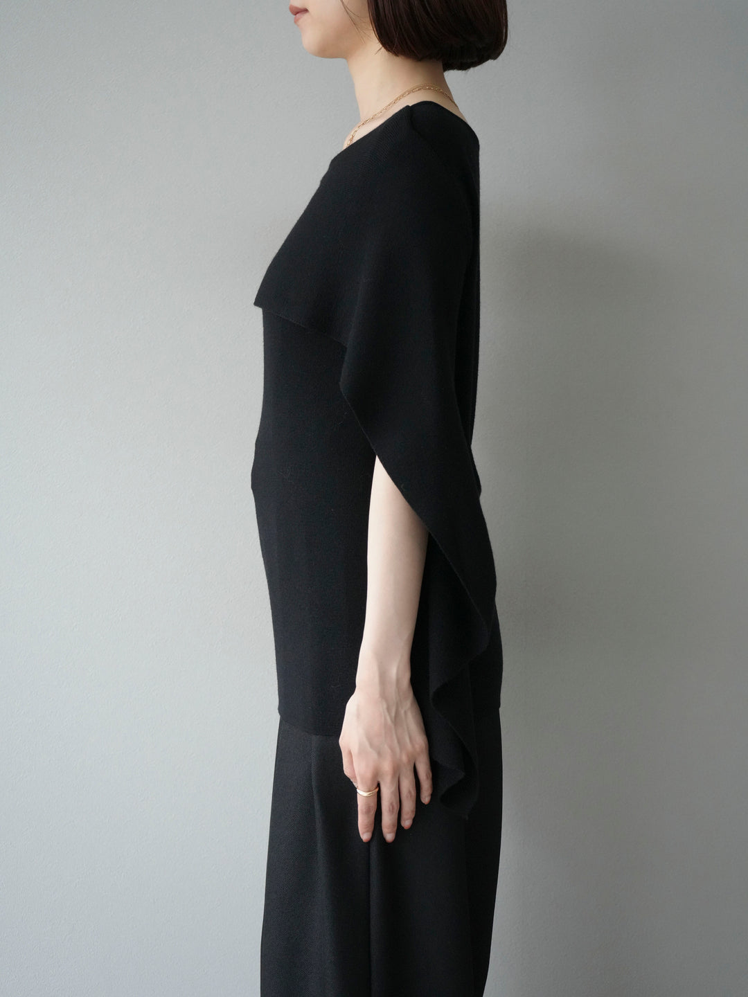 [予約]マントデザインスリットドルマンニット/ブラック