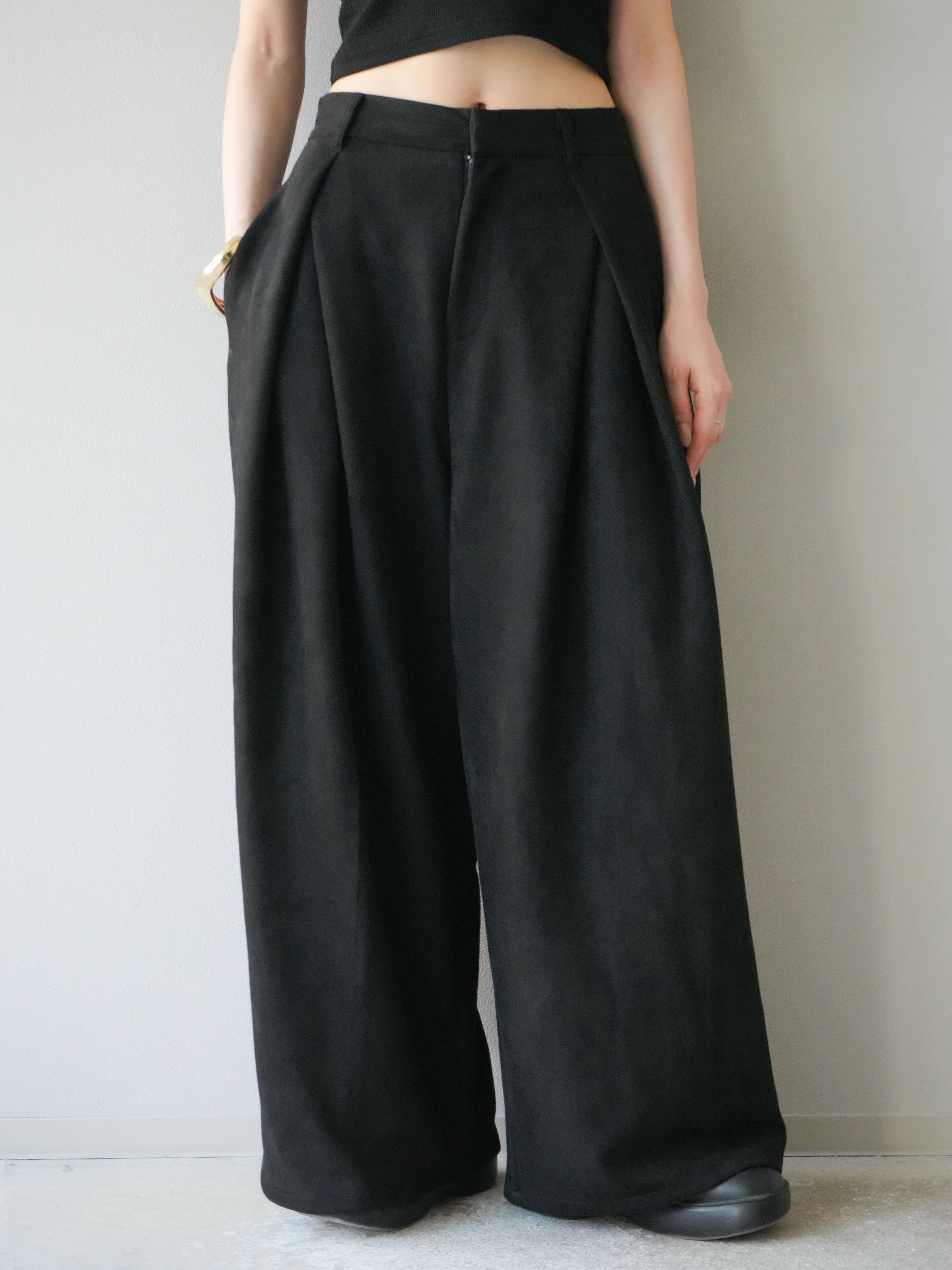 予約]スウェードタックワイドパンツ/ブラック – Lumier