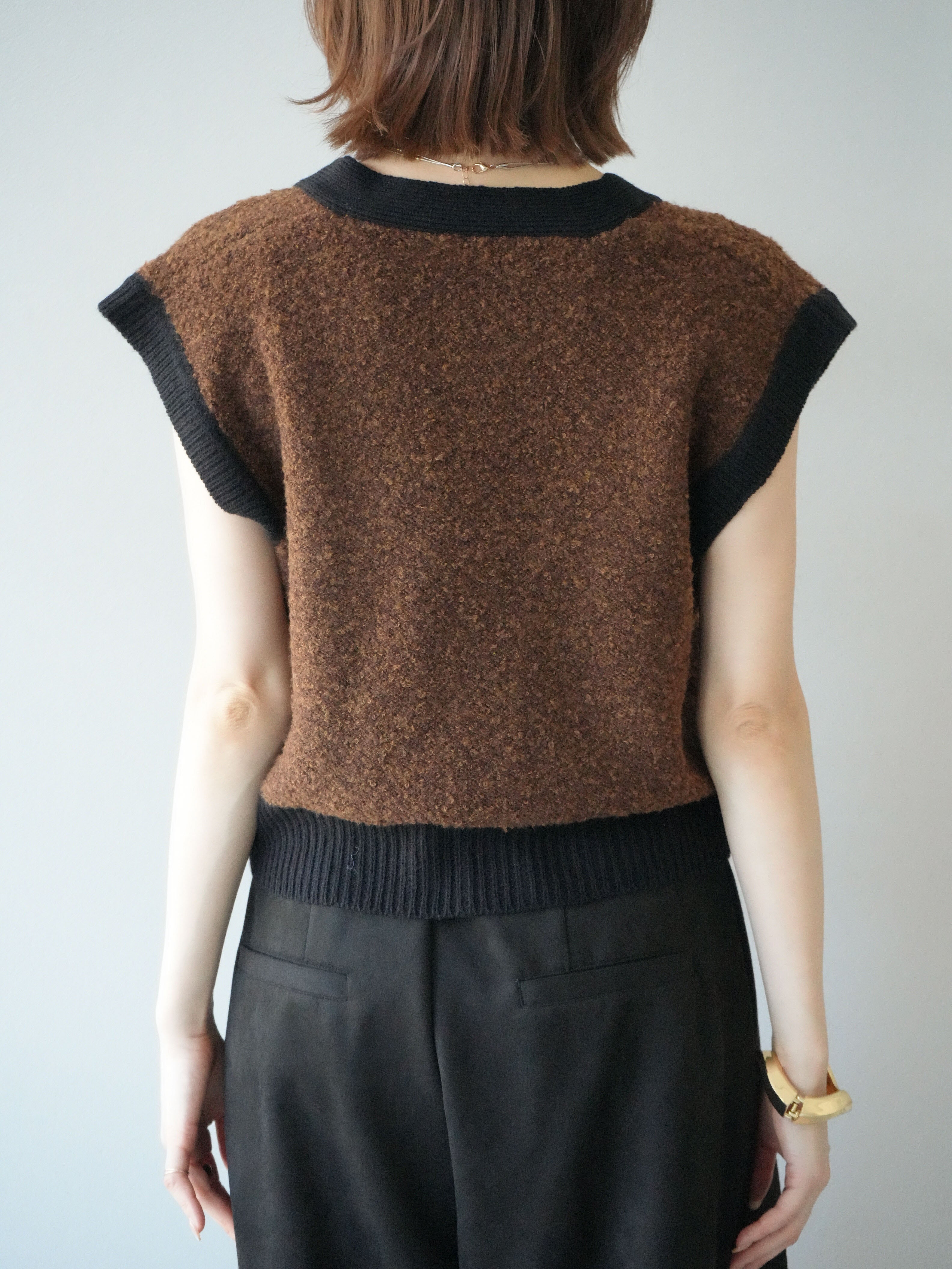 予約]ブークレバイカラーニットベスト/ブラウン – Lumier