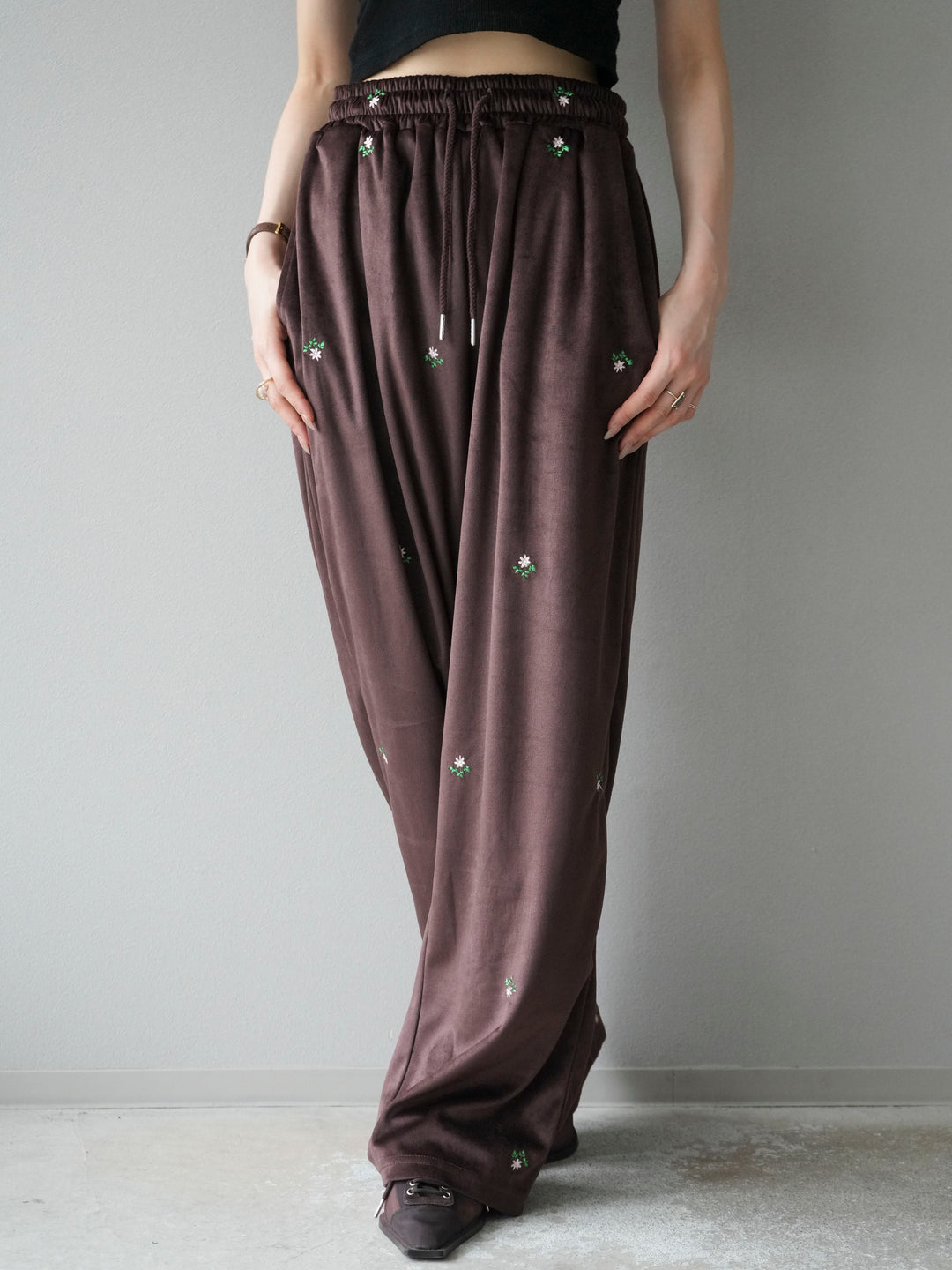 [予約]フラワー刺繍イージーパンツ/ブラウン