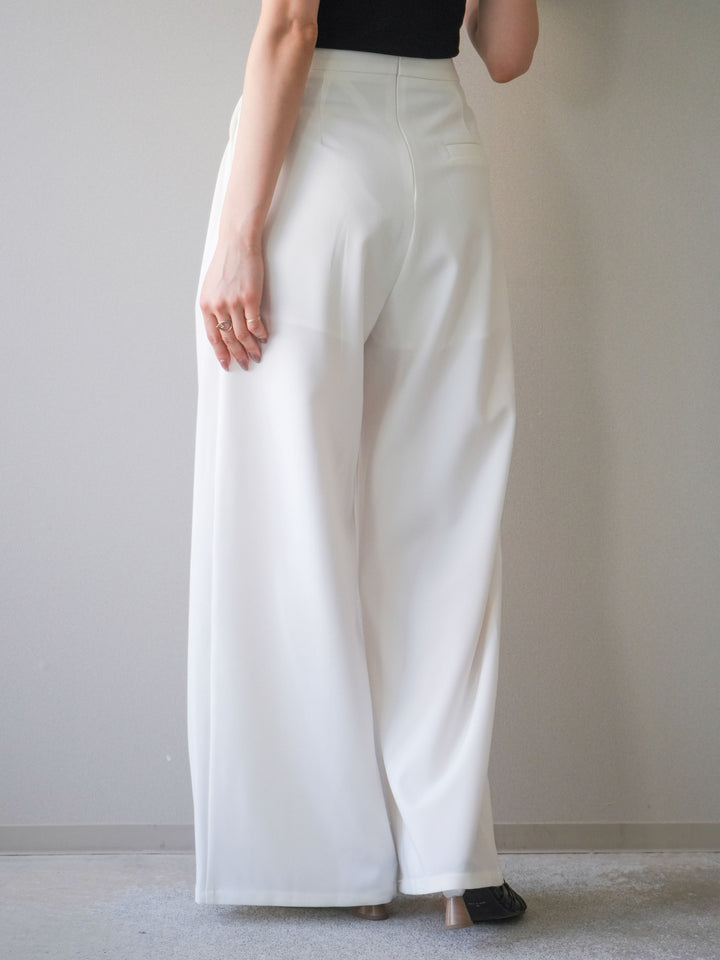 [予約]アシンメトリーベルトタックワイドパンツ/white