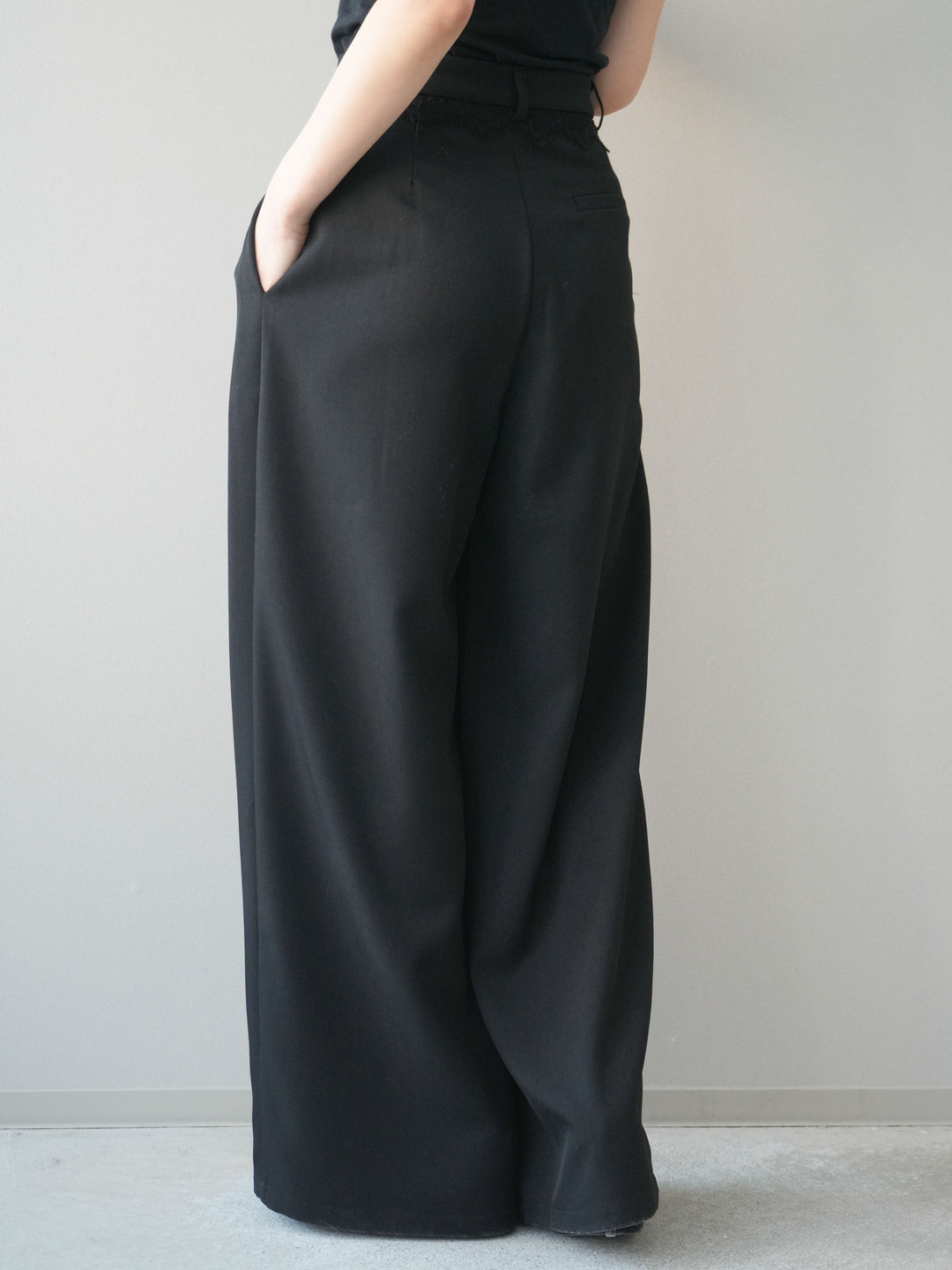 [予約]ウエストレースタックワイドパンツ/black