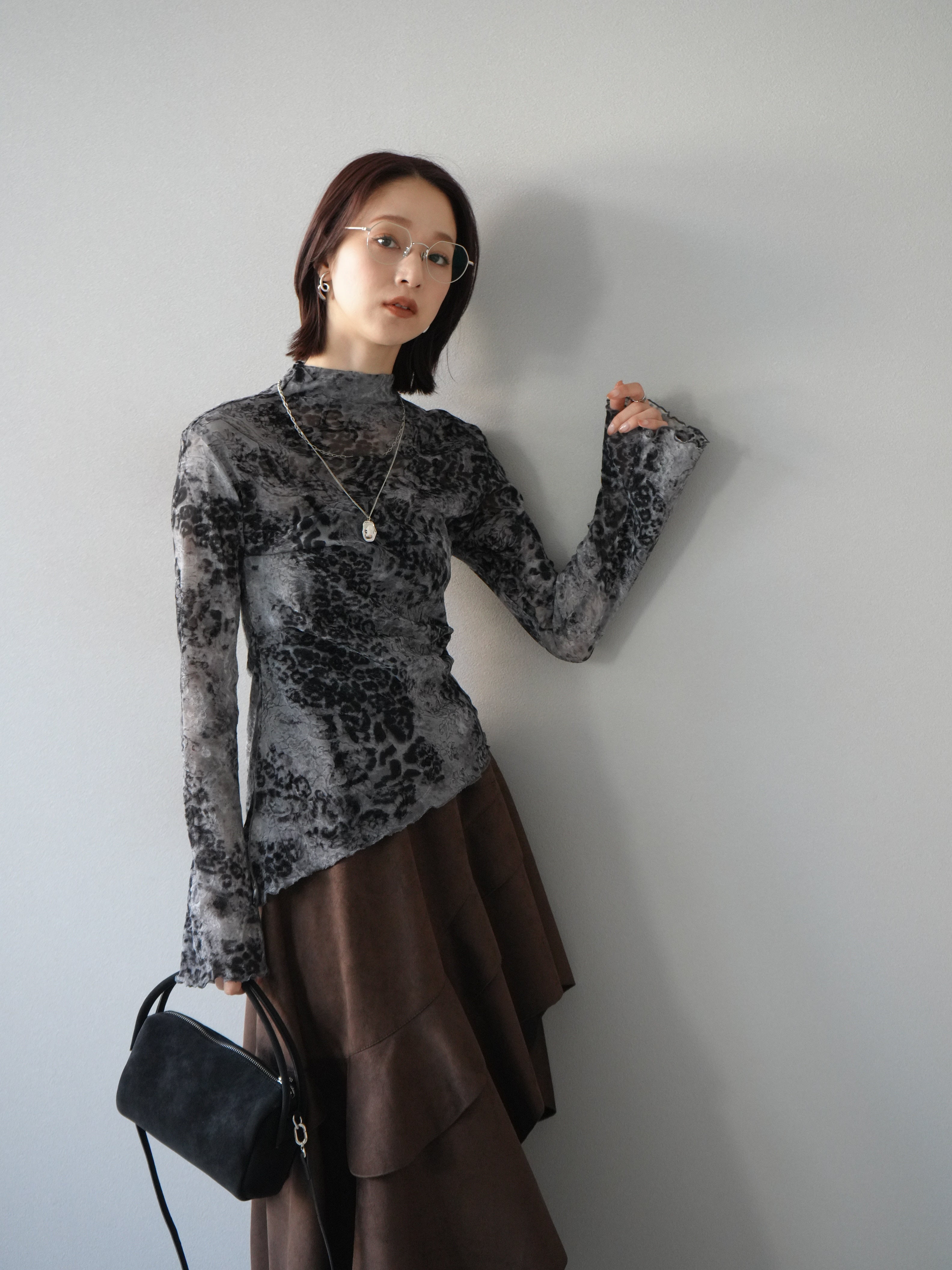 予約]アシンメトリーアニマル柄シアートップス/グレー – Lumier