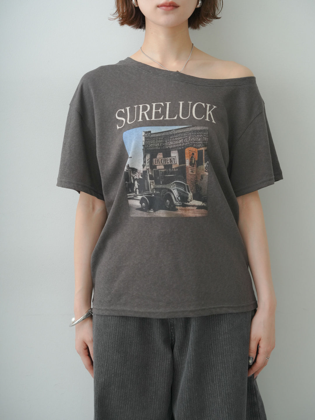 [予約]ワイドネックプリントTEE/chacoal