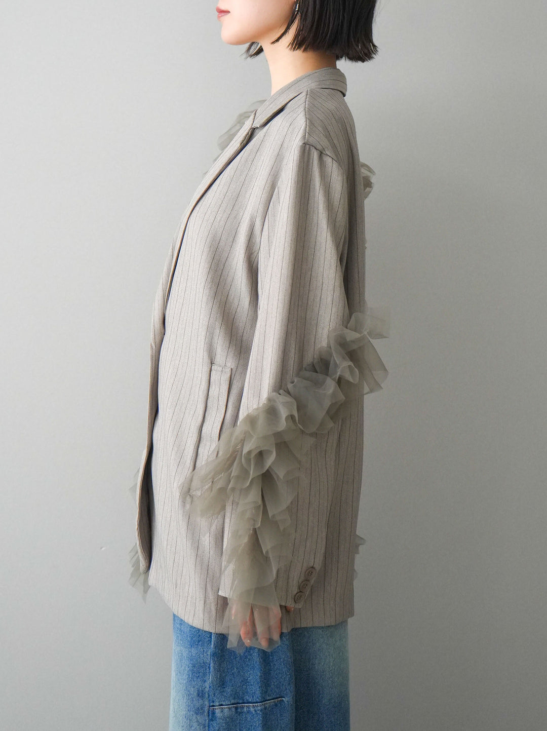 [予約]アシンメトリーチュールストライプジャケット/greige