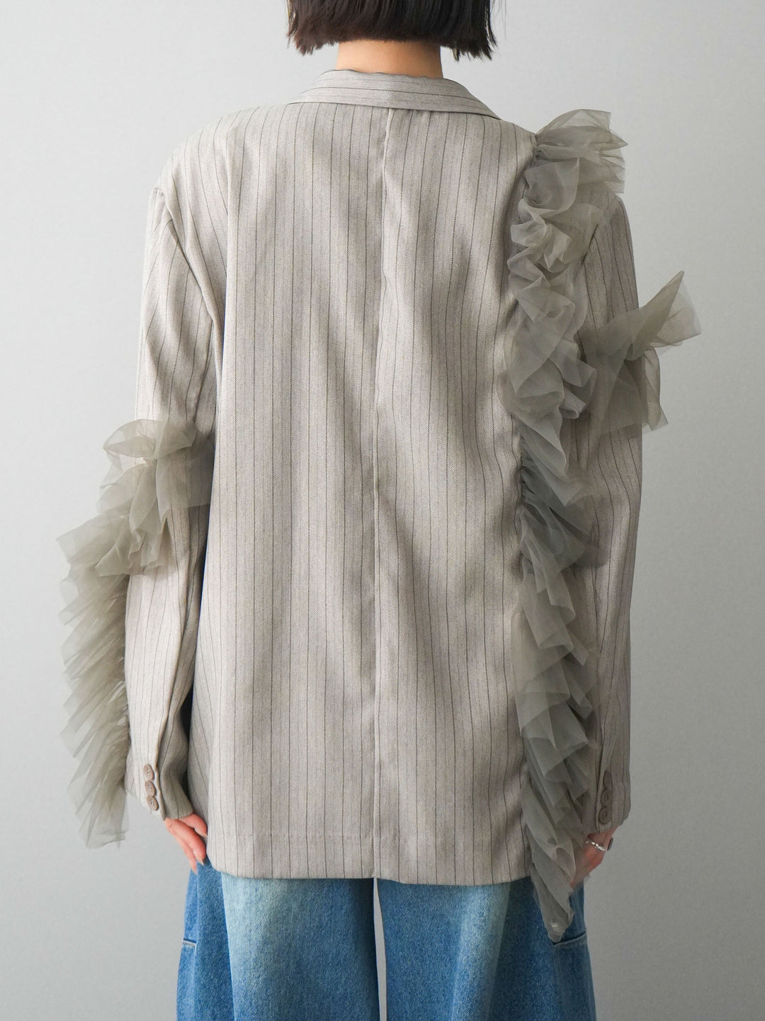 [予約]アシンメトリーチュールストライプジャケット/greige