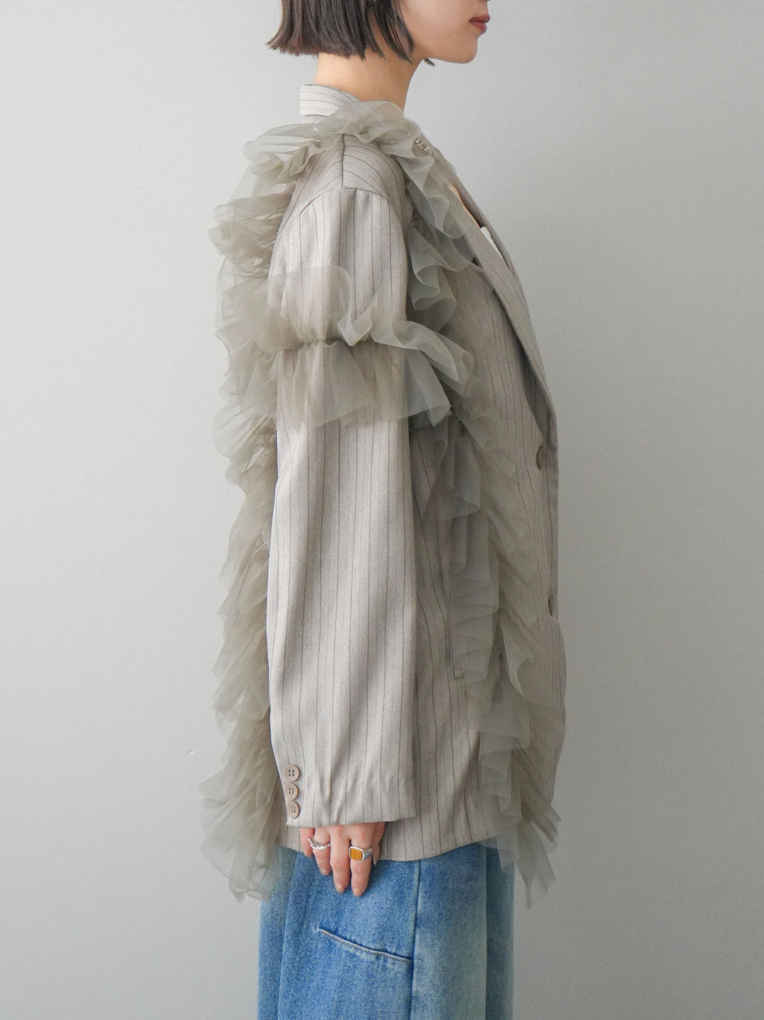 [予約]アシンメトリーチュールストライプジャケット/greige