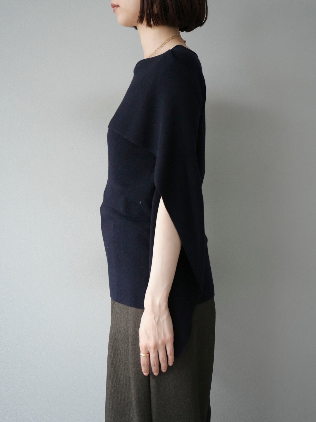 [予約]マントデザインスリットドルマンニット/ネイビー