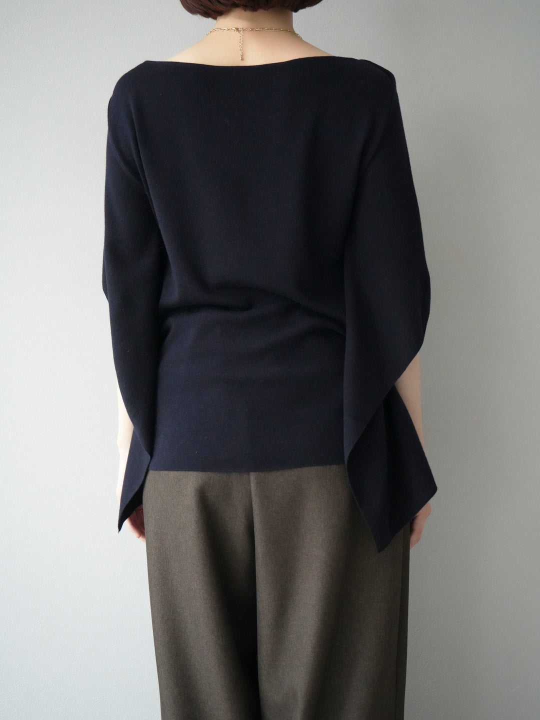 [予約]マントデザインスリットドルマンニット/ネイビー