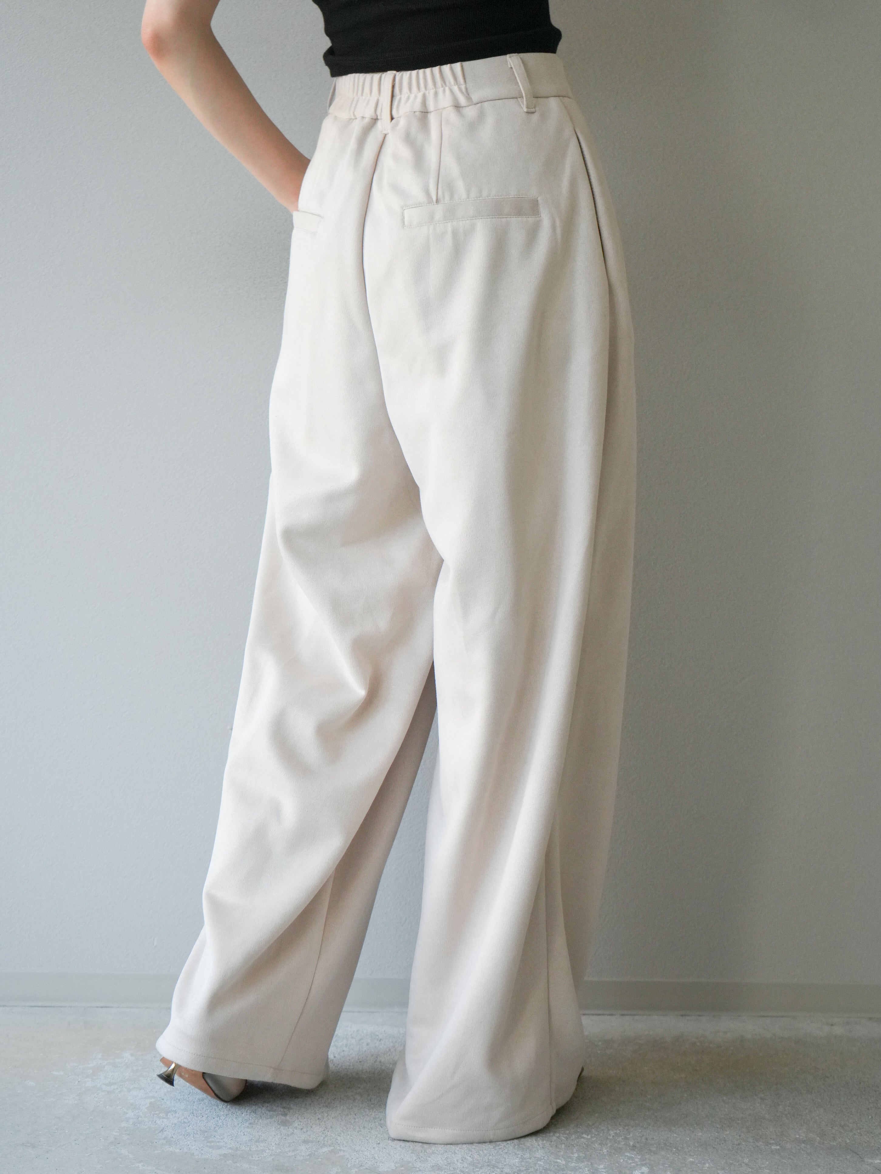 予約]スウェードタックワイドパンツ/エクリュ – Lumier