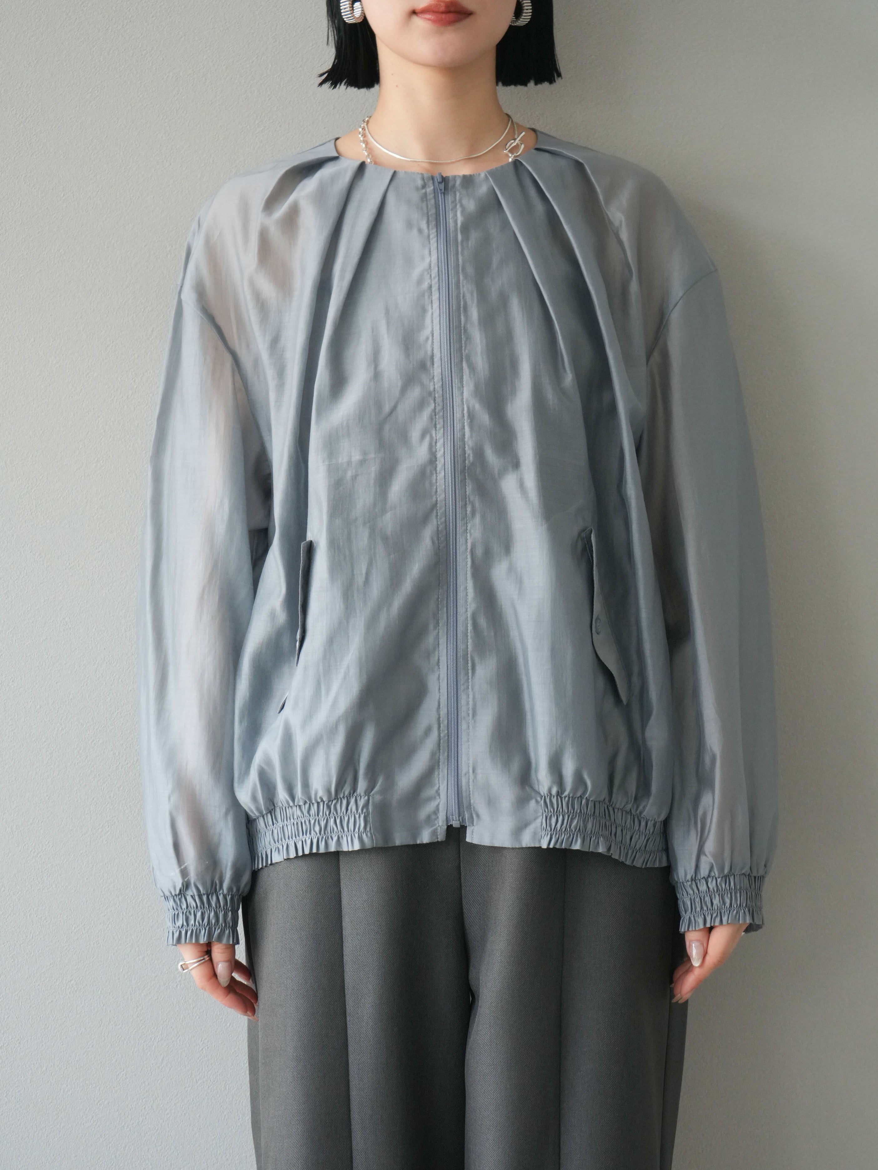 予約]タックデザインシアーブルゾン/グレー – Lumier