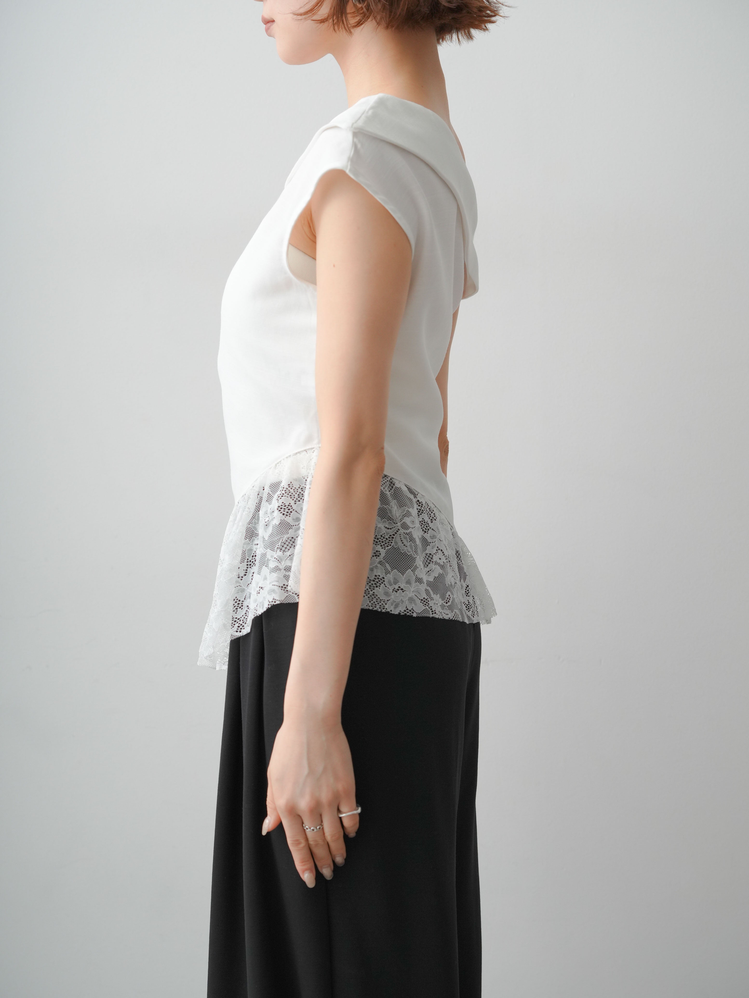 予約]アシンメトリーラッフルレースヘムトップス/white – Lumier
