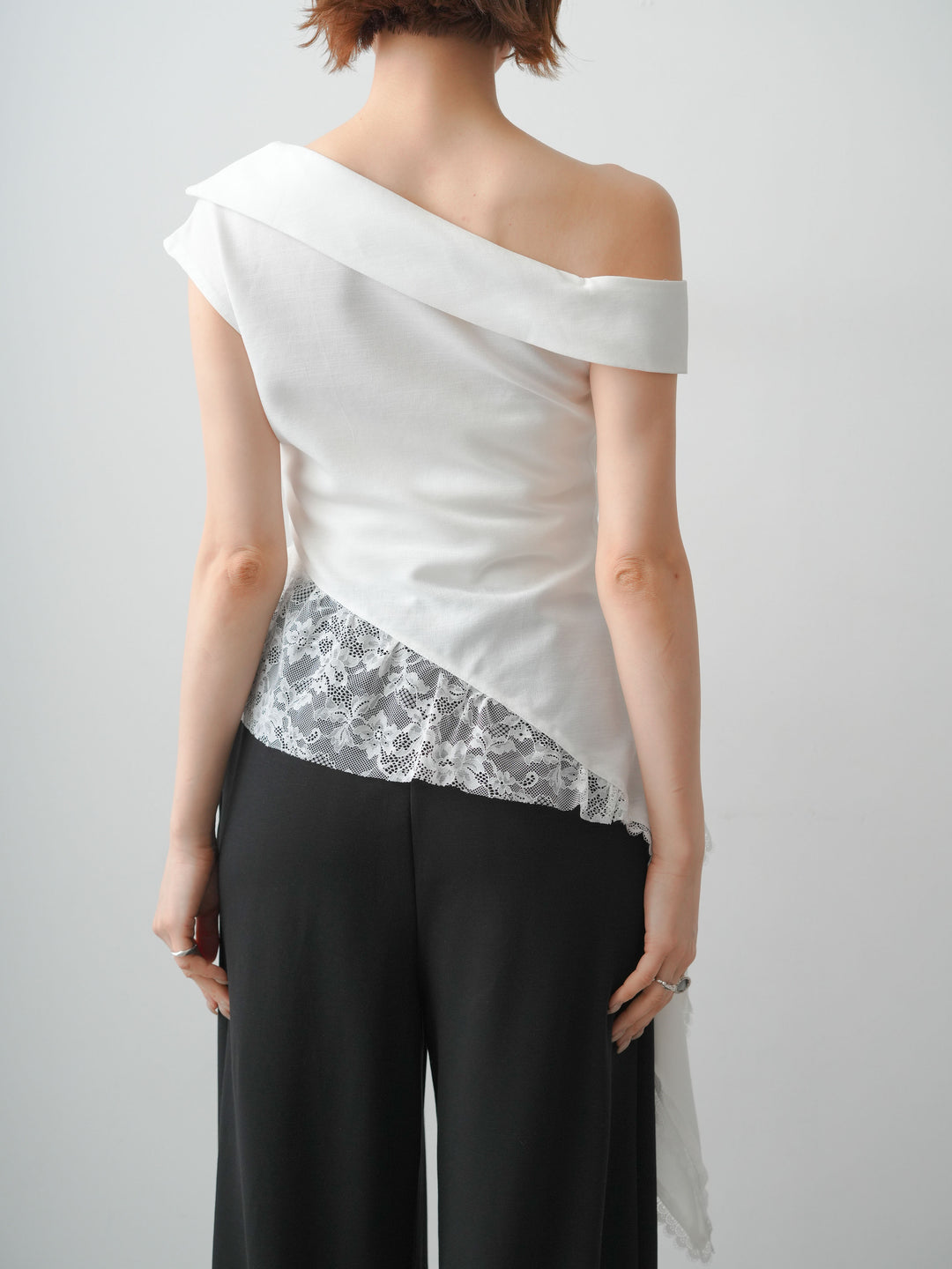[予約]アシンメトリーラッフルレースヘムトップス/white