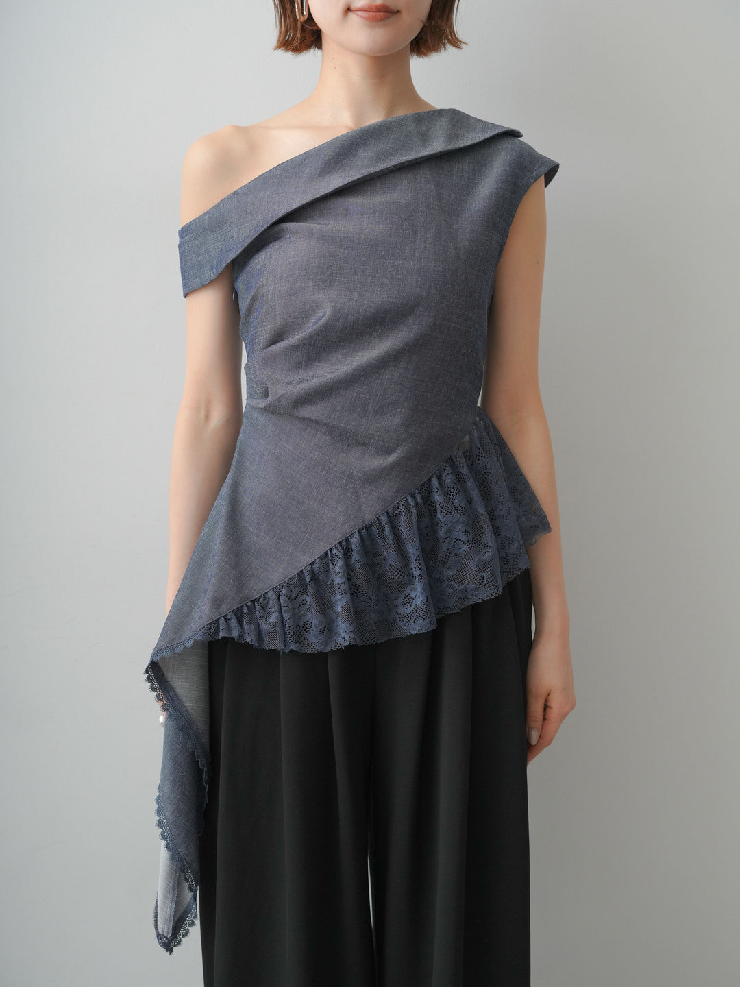 [予約]アシンメトリーラッフルレースヘムトップス/blue