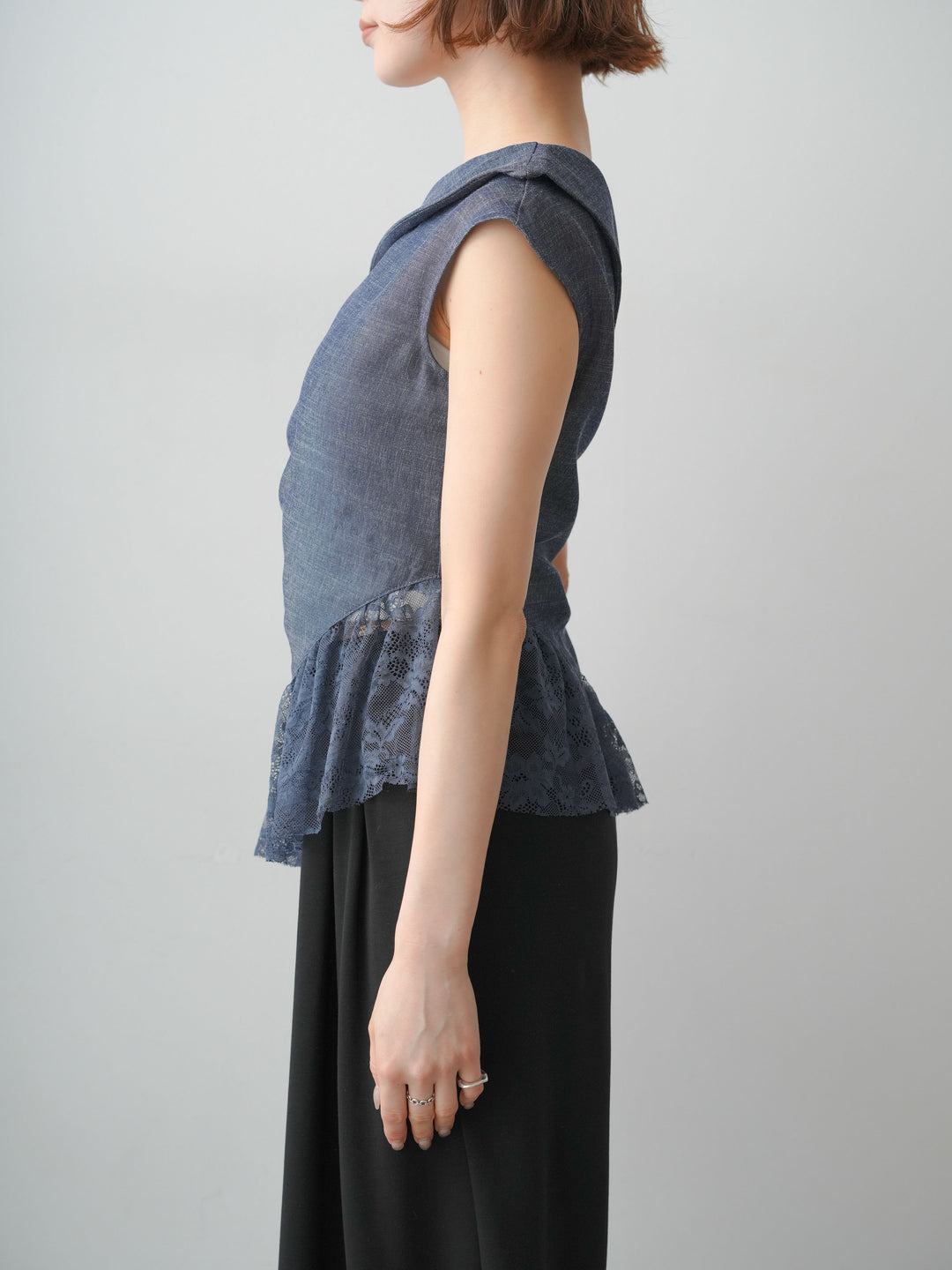 [予約]アシンメトリーラッフルレースヘムトップス/blue