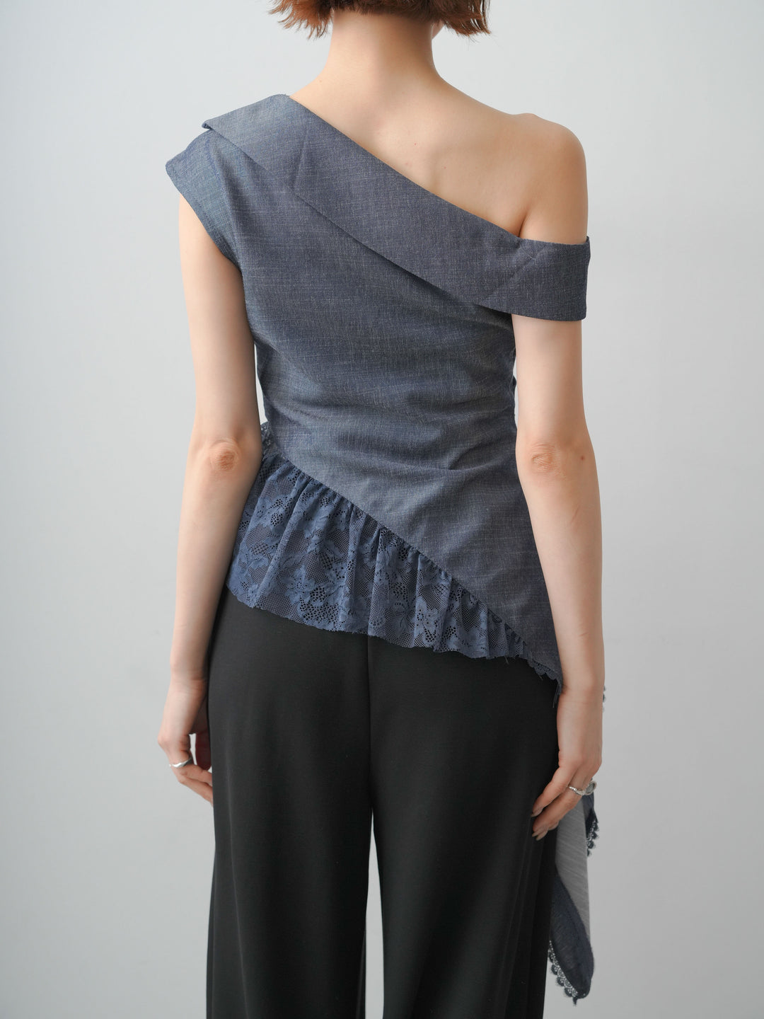 [予約]アシンメトリーラッフルレースヘムトップス/blue