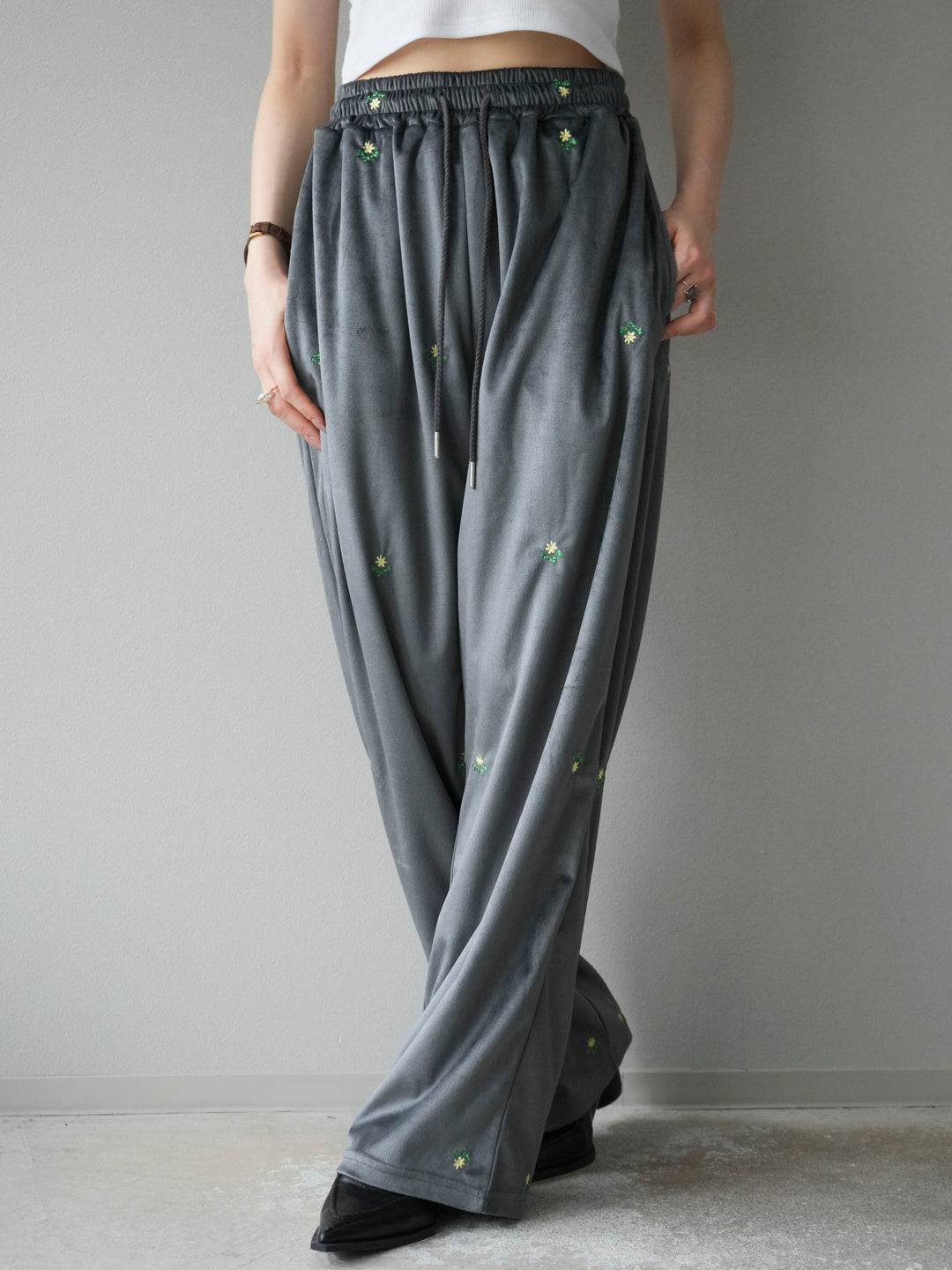 [予約]フラワー刺繍イージーパンツ/グレー