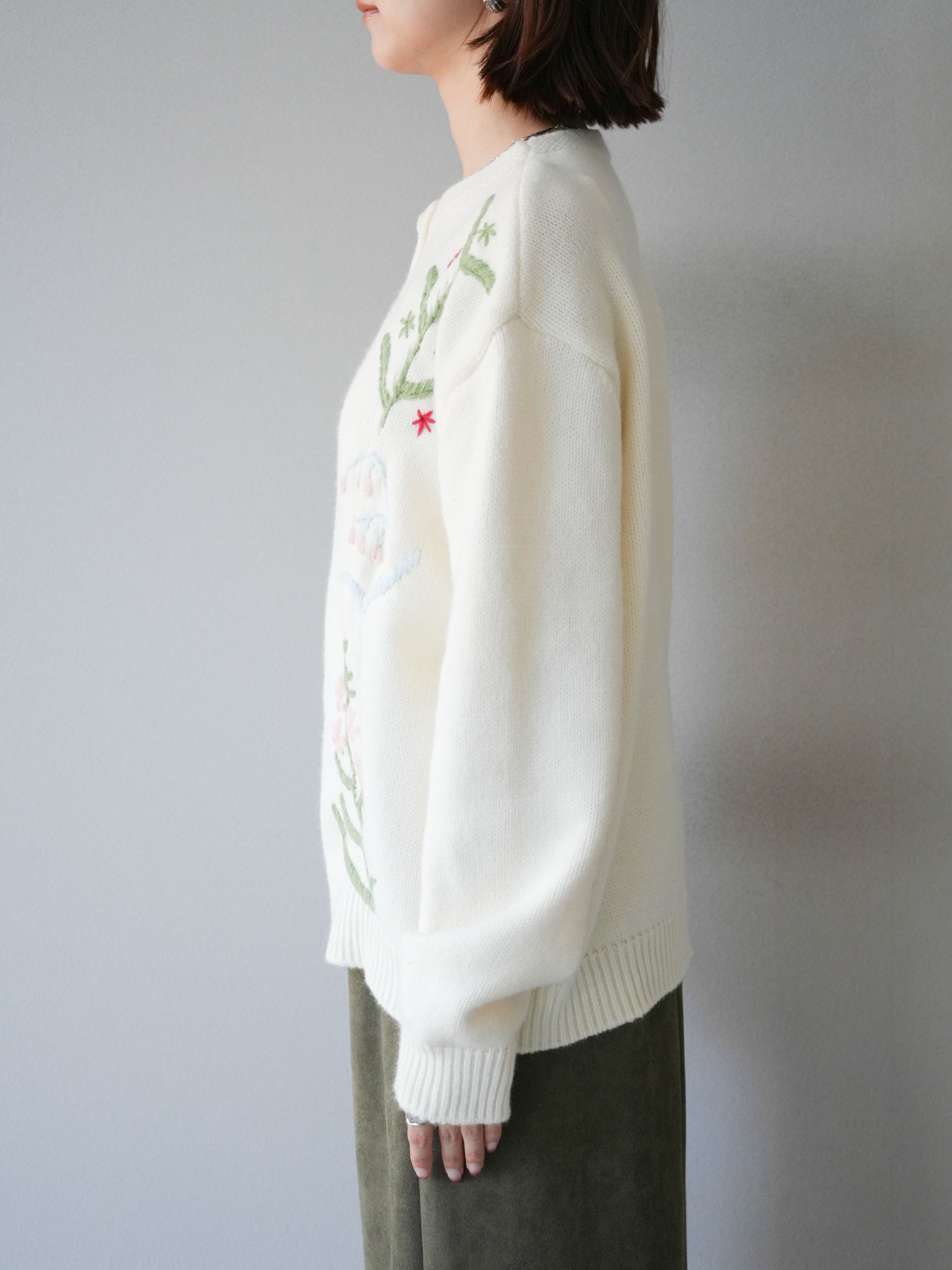 予約]フラワー刺繍ニットカーディガン/オフ – Lumier