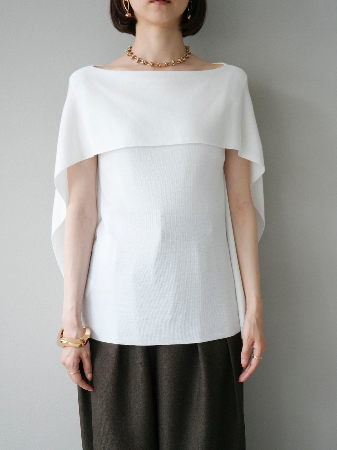 [予約]マントデザインスリットドルマンニット/アイボリー