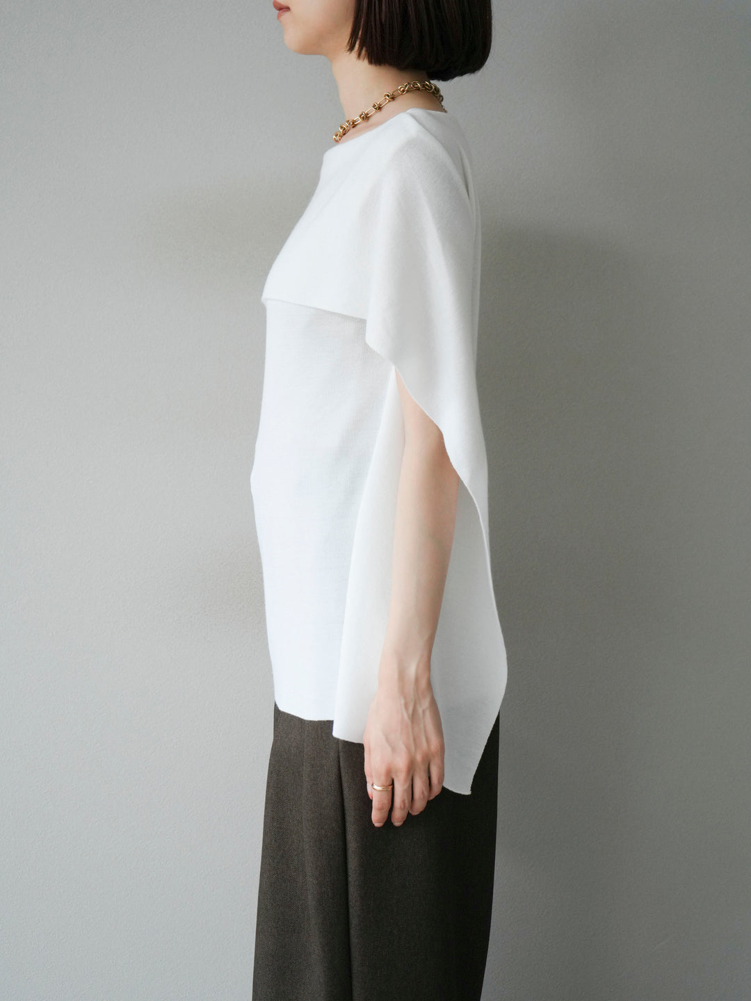 [予約]マントデザインスリットドルマンニット/アイボリー