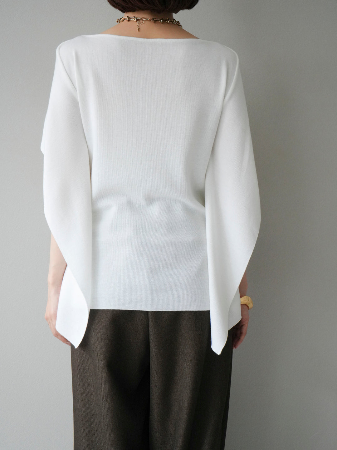 [予約]マントデザインスリットドルマンニット/アイボリー