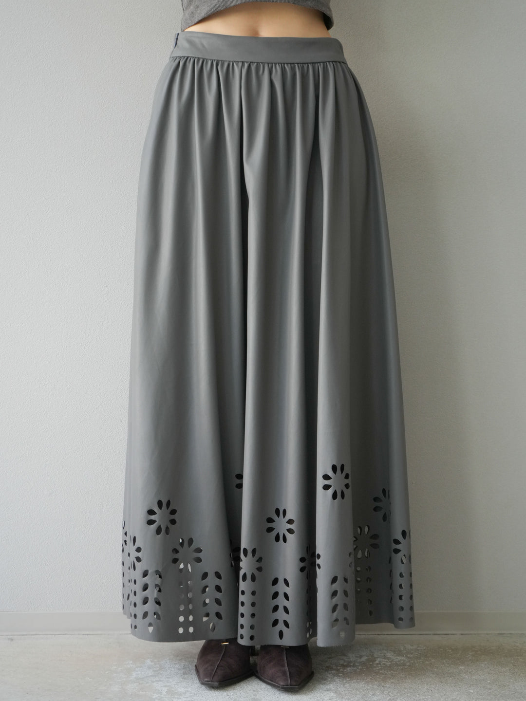 [予約]フラワーパンチングレザースカート/グレー