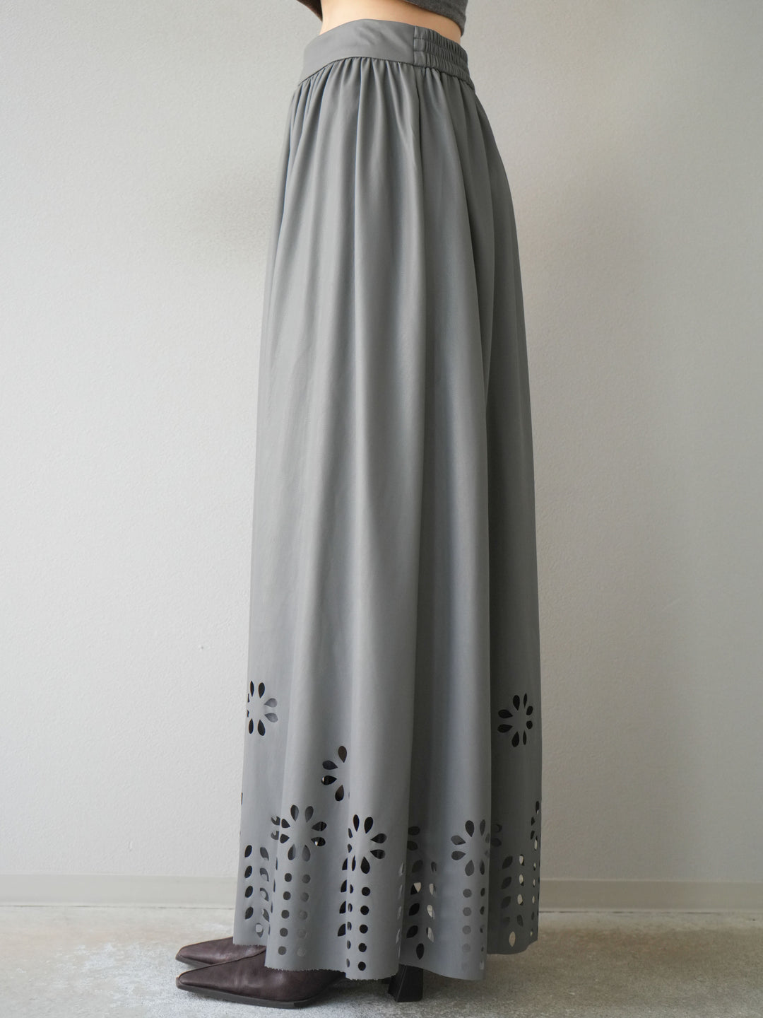 [予約]フラワーパンチングレザースカート/グレー