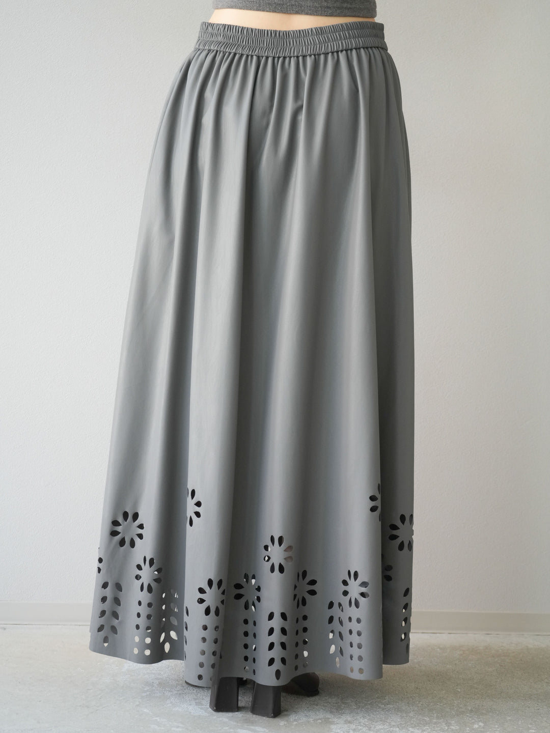 [予約]フラワーパンチングレザースカート/グレー