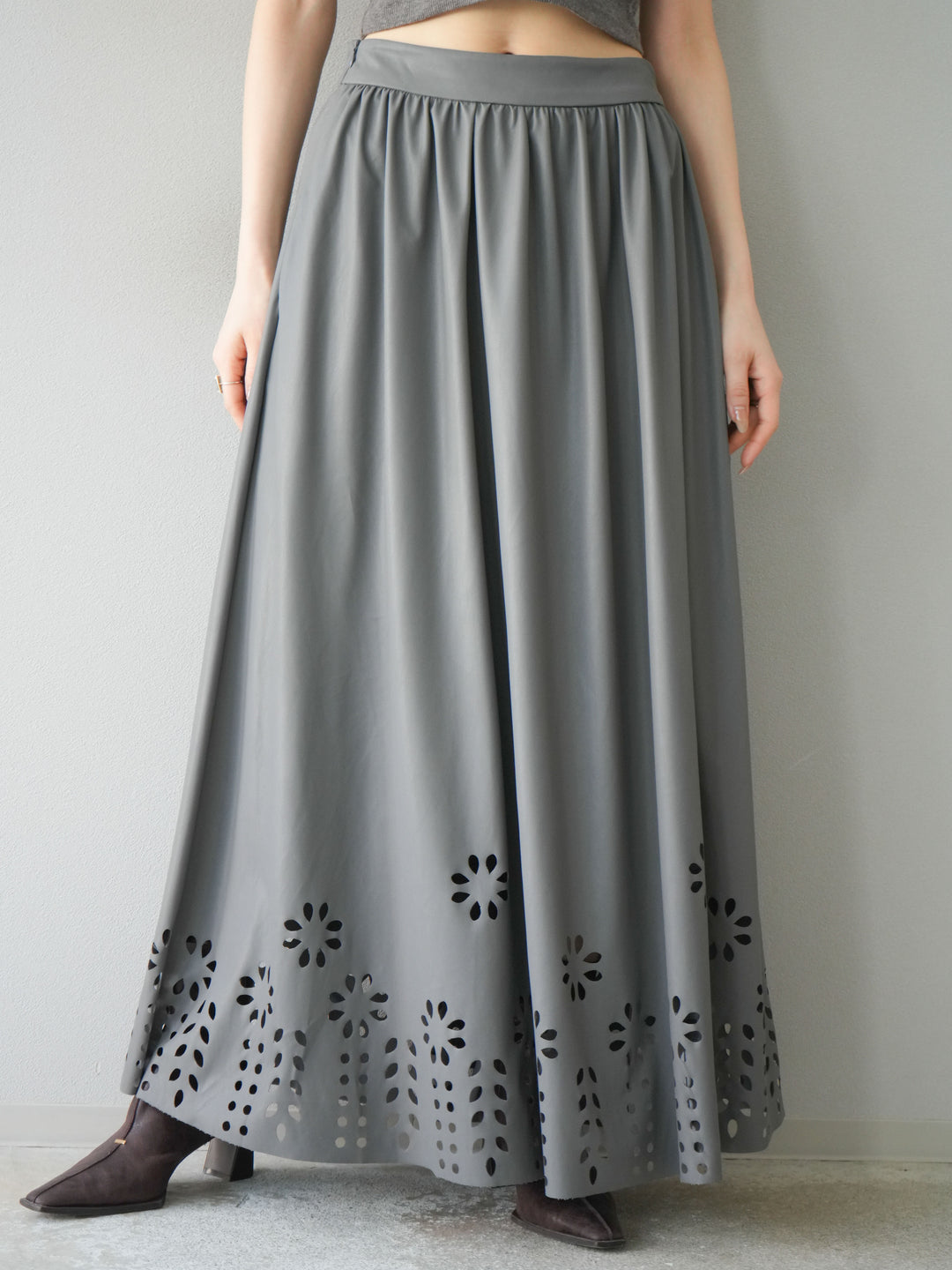 [予約]フラワーパンチングレザースカート/グレー