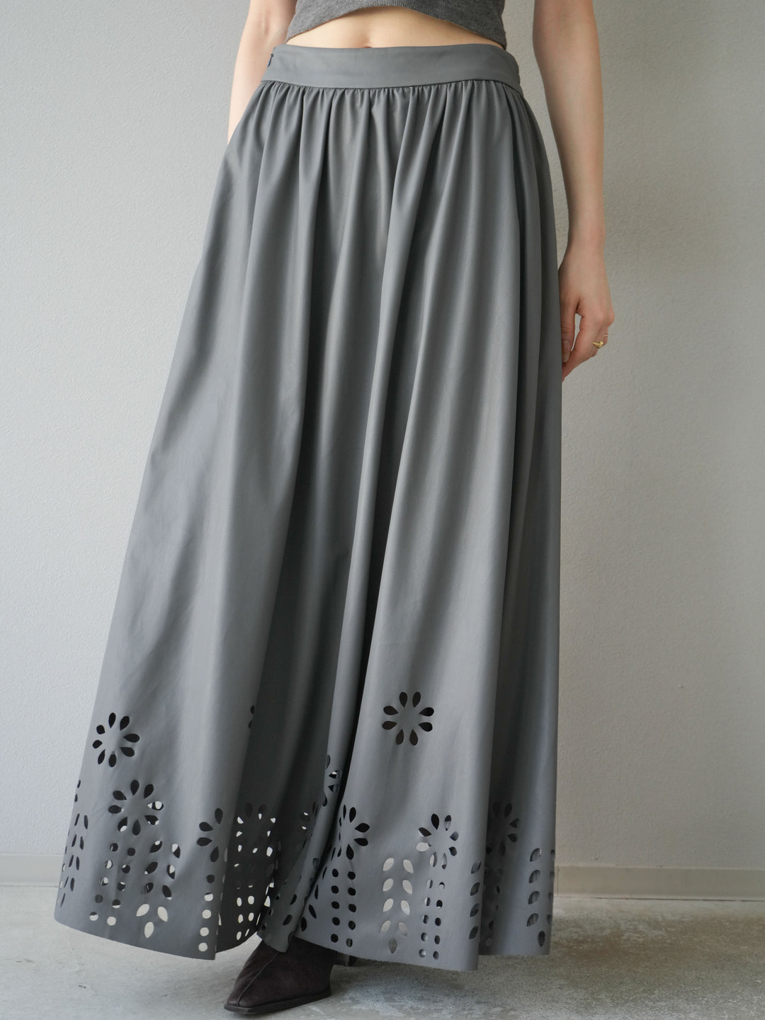 [予約]フラワーパンチングレザースカート/グレー