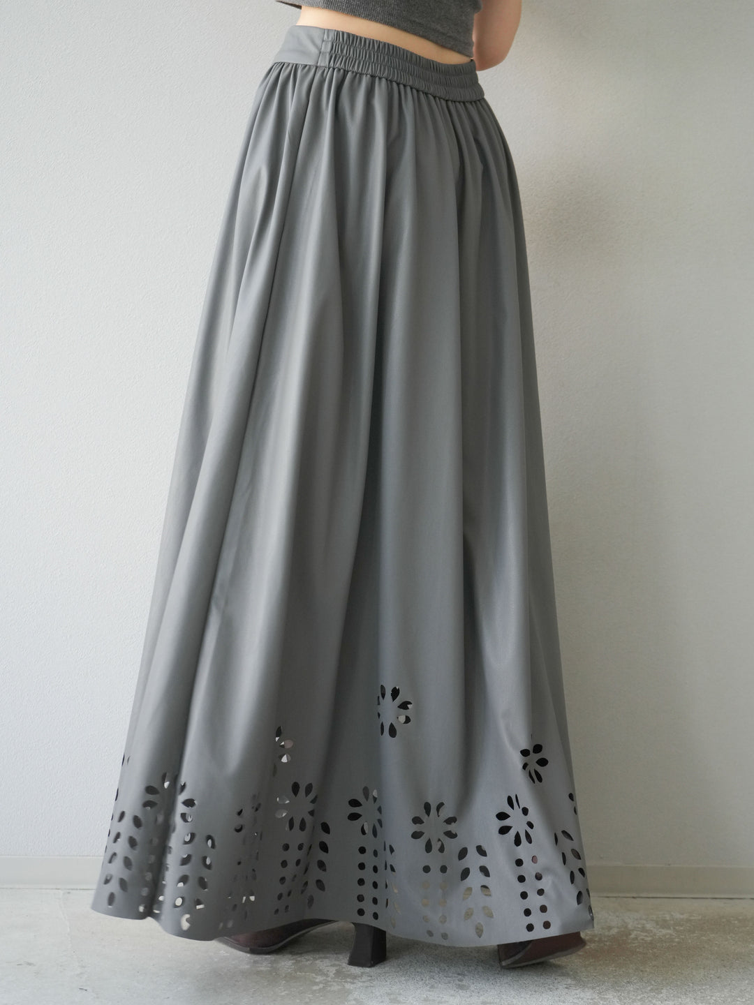[予約]フラワーパンチングレザースカート/グレー