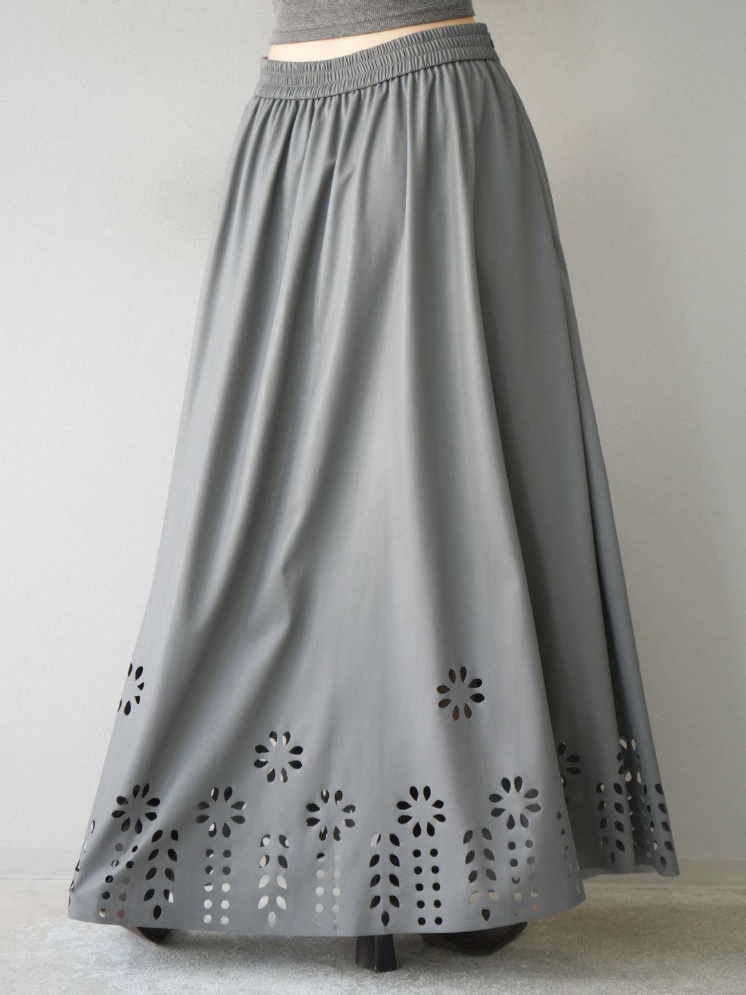 [予約]フラワーパンチングレザースカート/グレー