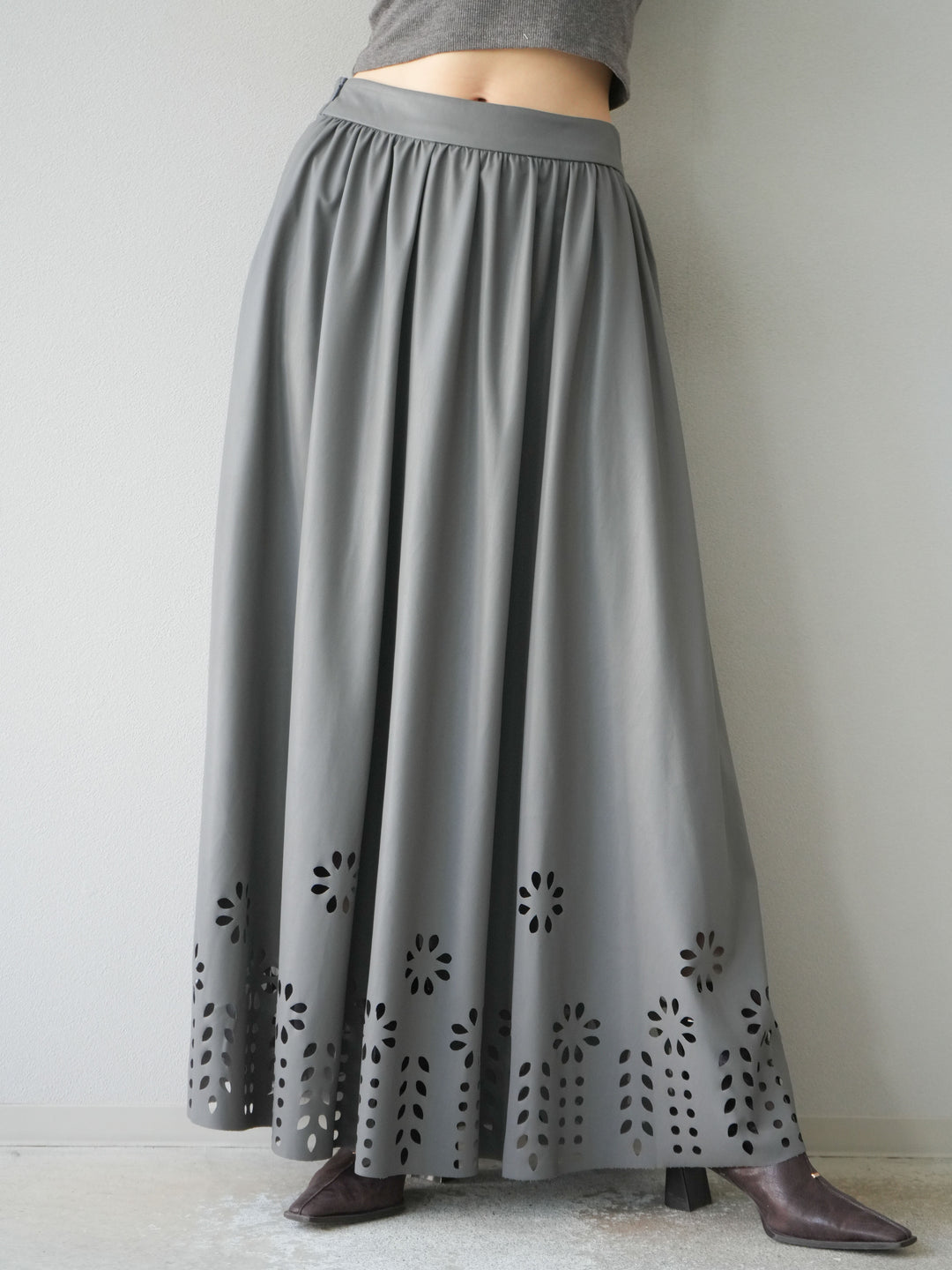 [予約]フラワーパンチングレザースカート/グレー