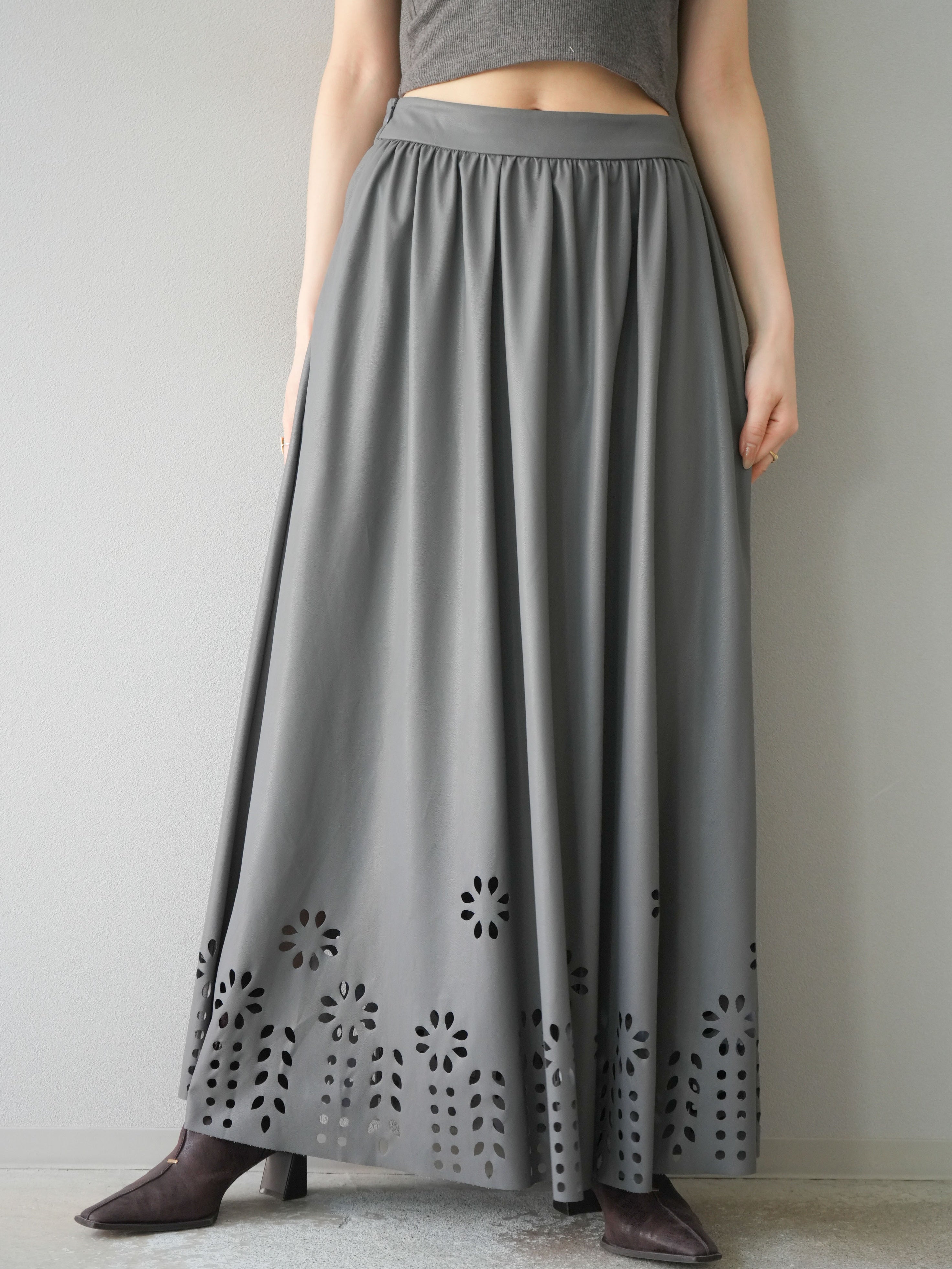 予約]フラワーパンチングレザースカート/グレー – Lumier