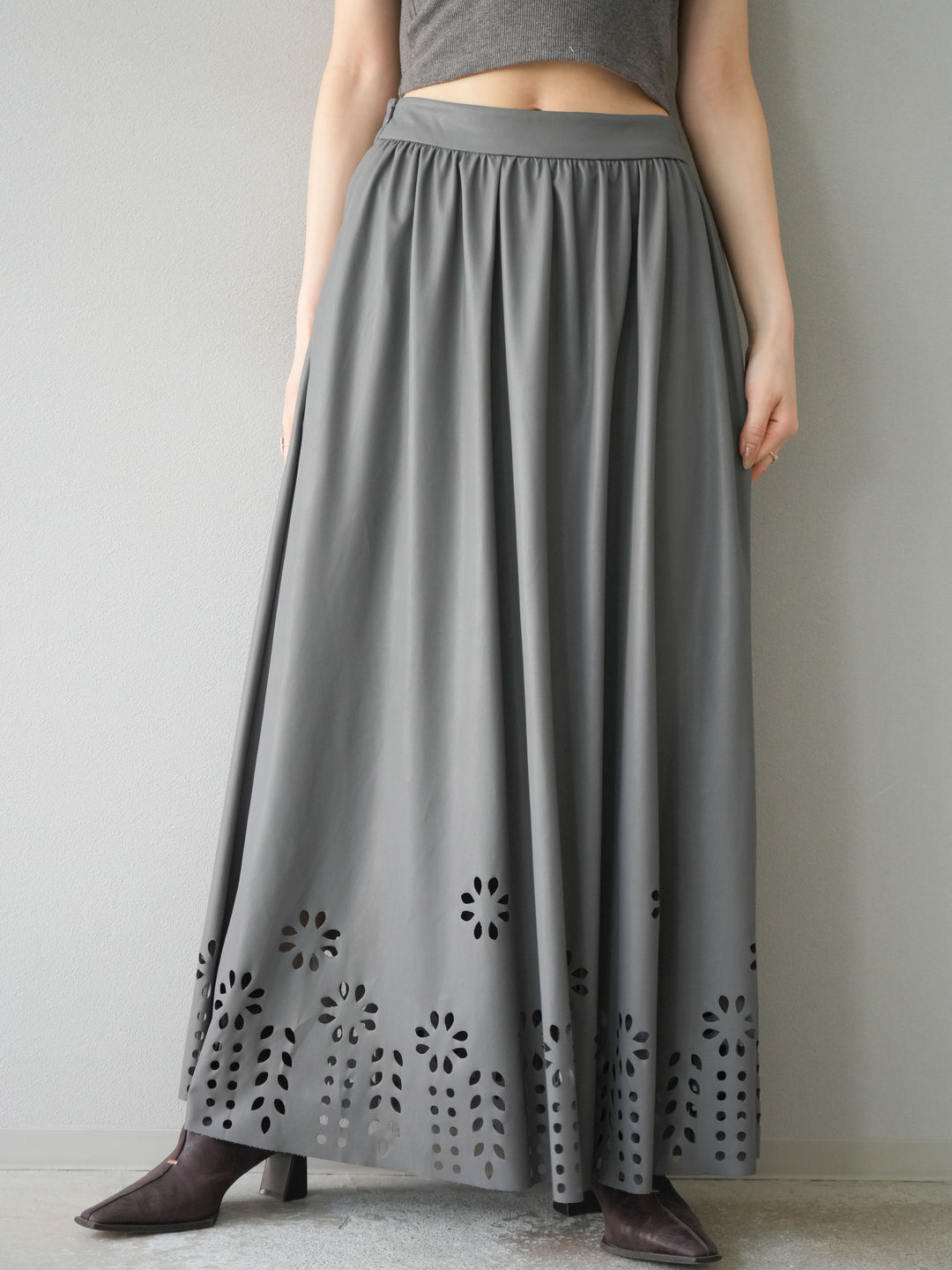 [予約]フラワーパンチングレザースカート/グレー