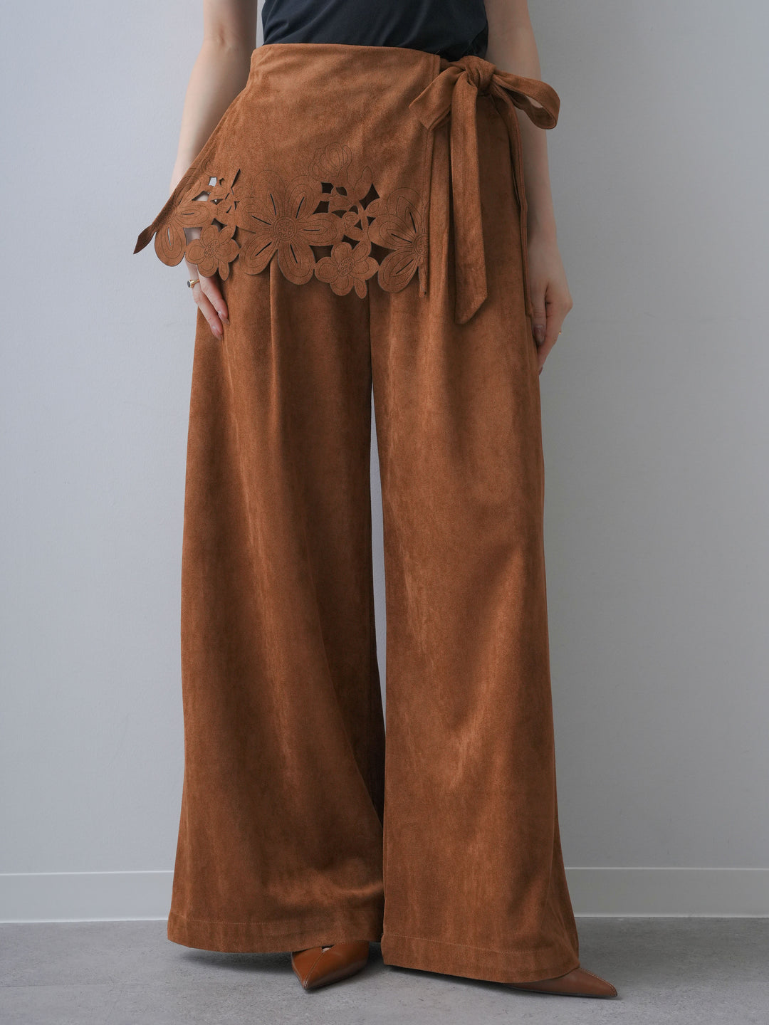 [予約]スウェードタッチカットワークワイドパンツ/camel