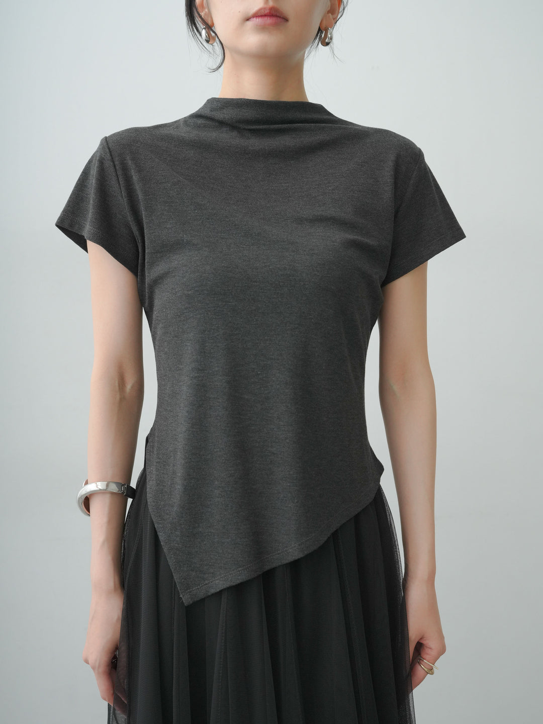 [予約]ヘムアシメバックボタンデザインフレンチトップ/charcoal