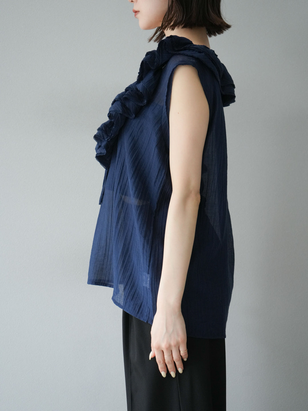 [予約]ワッシャーラッフルノースリーブブラウス/ネイビー