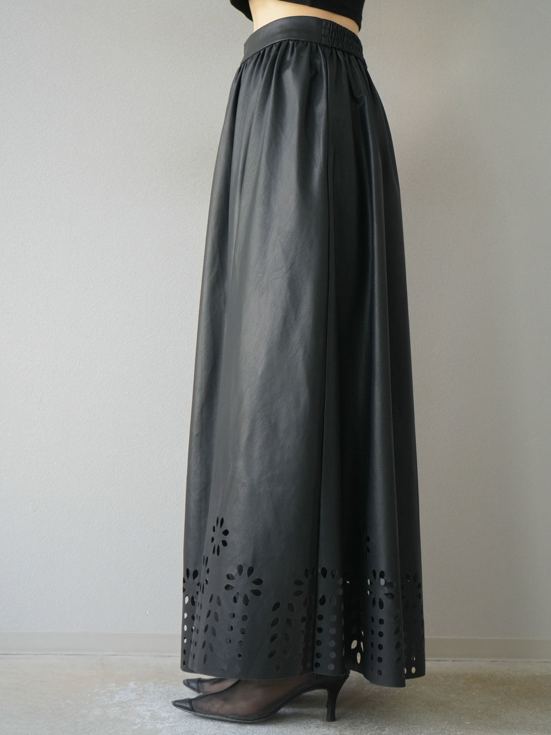 [予約]フラワーパンチングレザースカート/ブラック