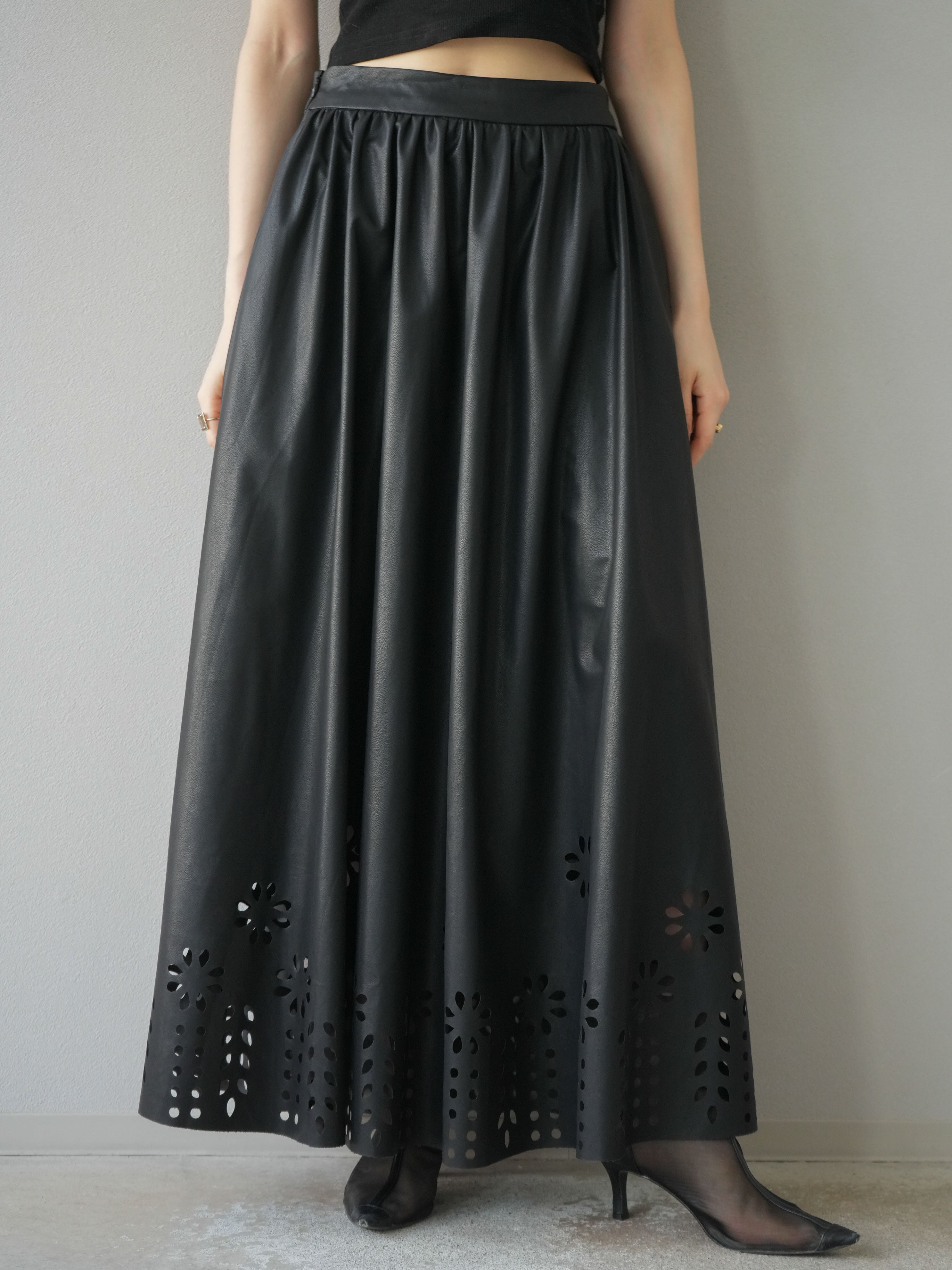 予約]フラワーパンチングレザースカート/ブラック – Lumier