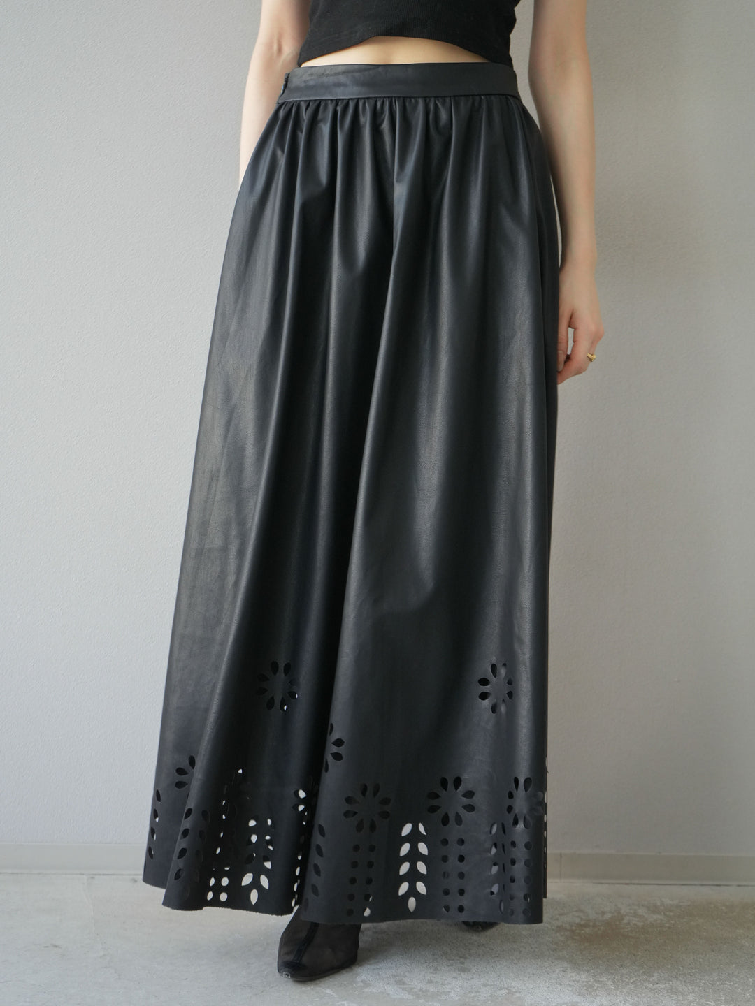 [予約]フラワーパンチングレザースカート/ブラック