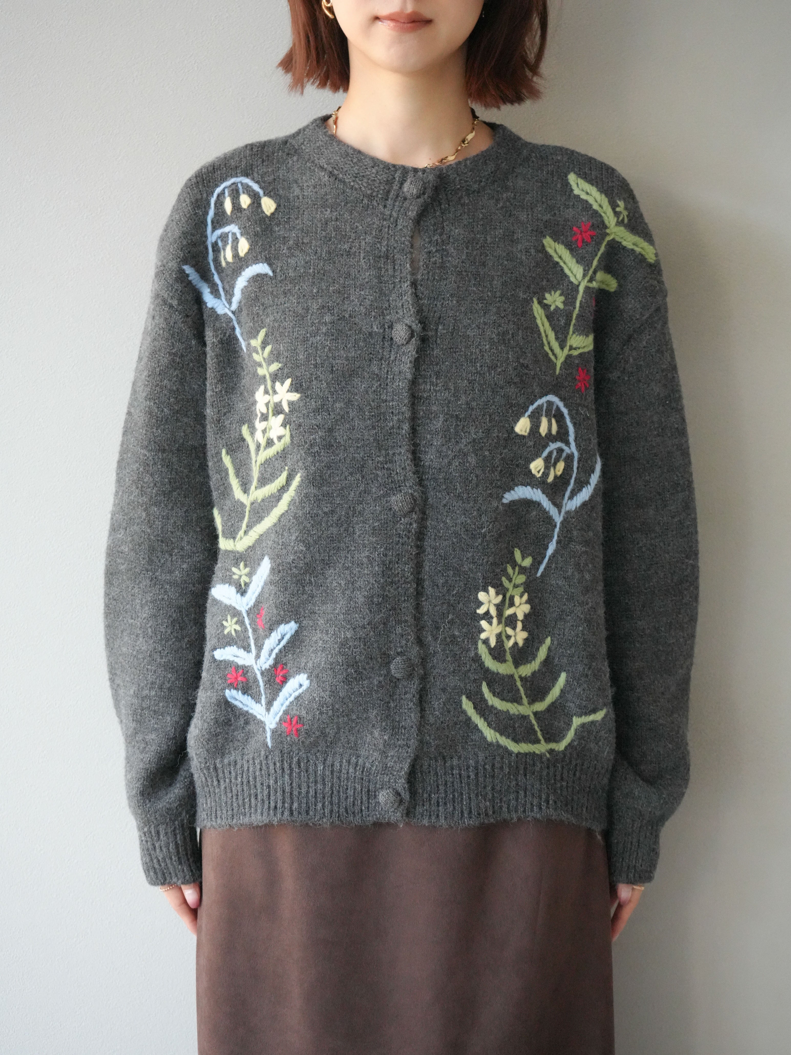 予約]フラワー刺繍ニットカーディガン/チャコール – Lumier