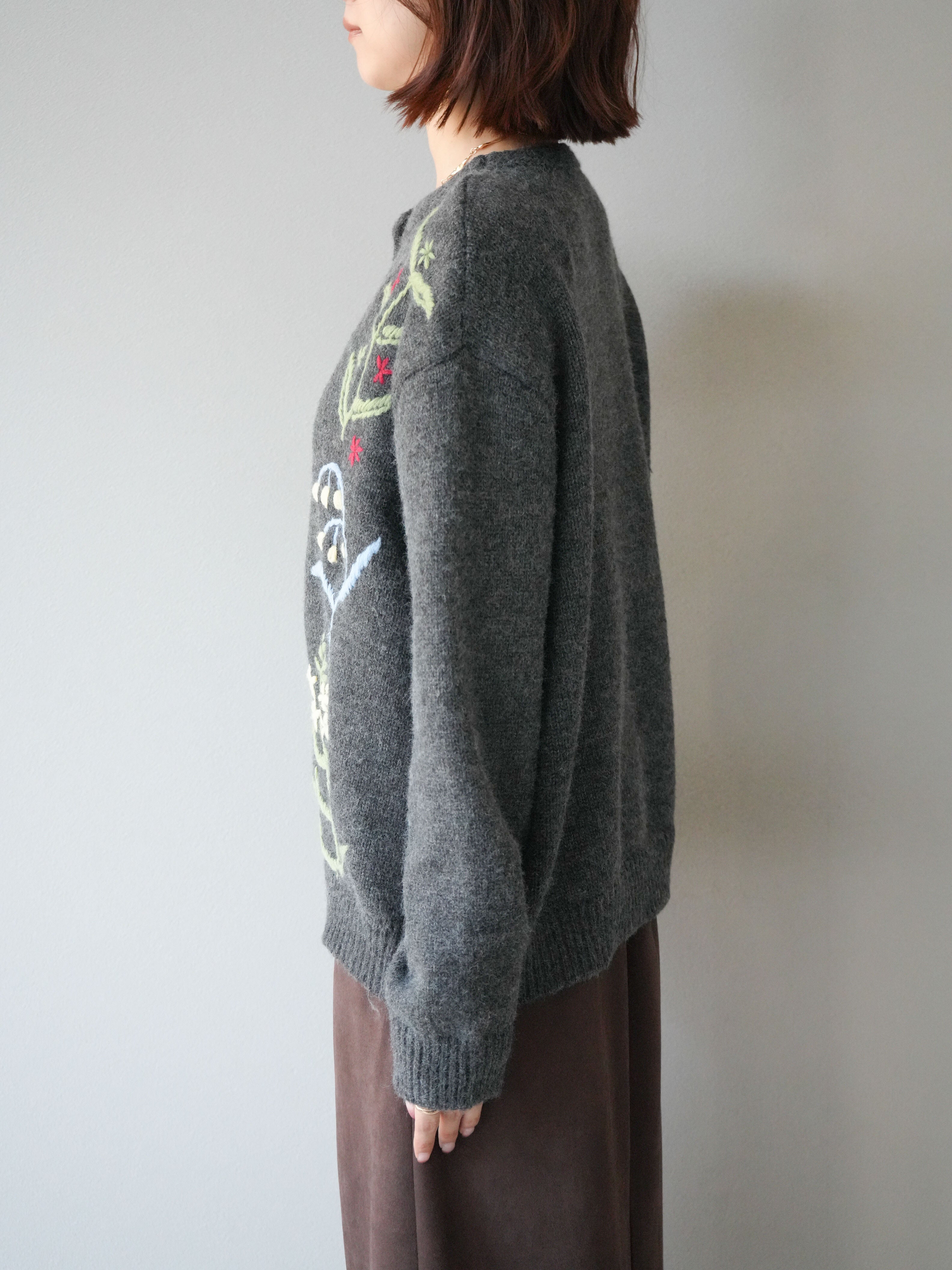 予約]フラワー刺繍ニットカーディガン/チャコール – Lumier