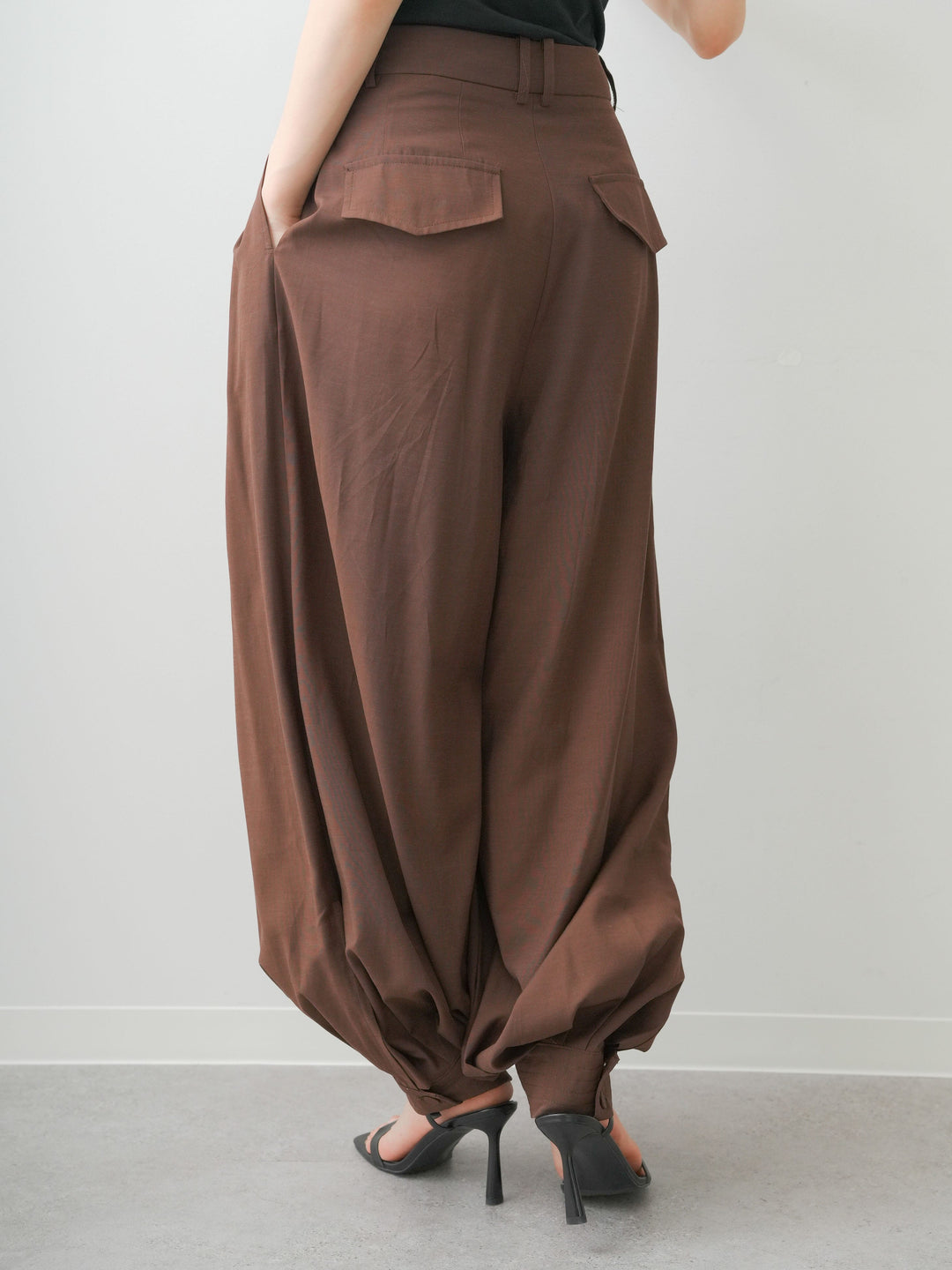 [予約]カフヘムタックコクーンパンツ/brown