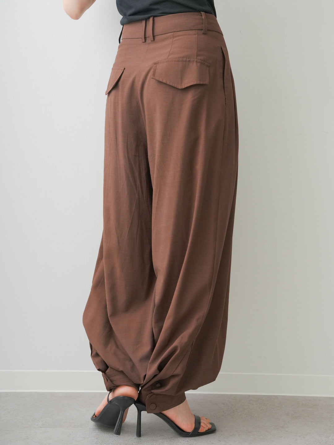 [予約]カフヘムタックコクーンパンツ/brown